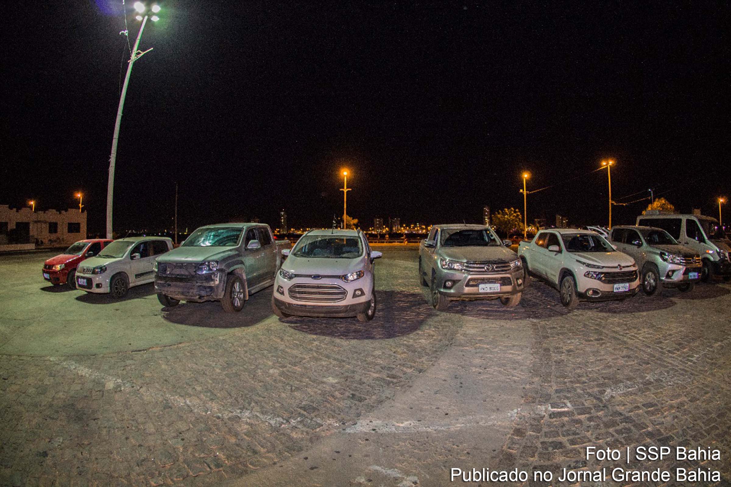 Carros apreendidos pela Polícia Militar no bairro de Alto Cruzeiro, em Juazeiro.
