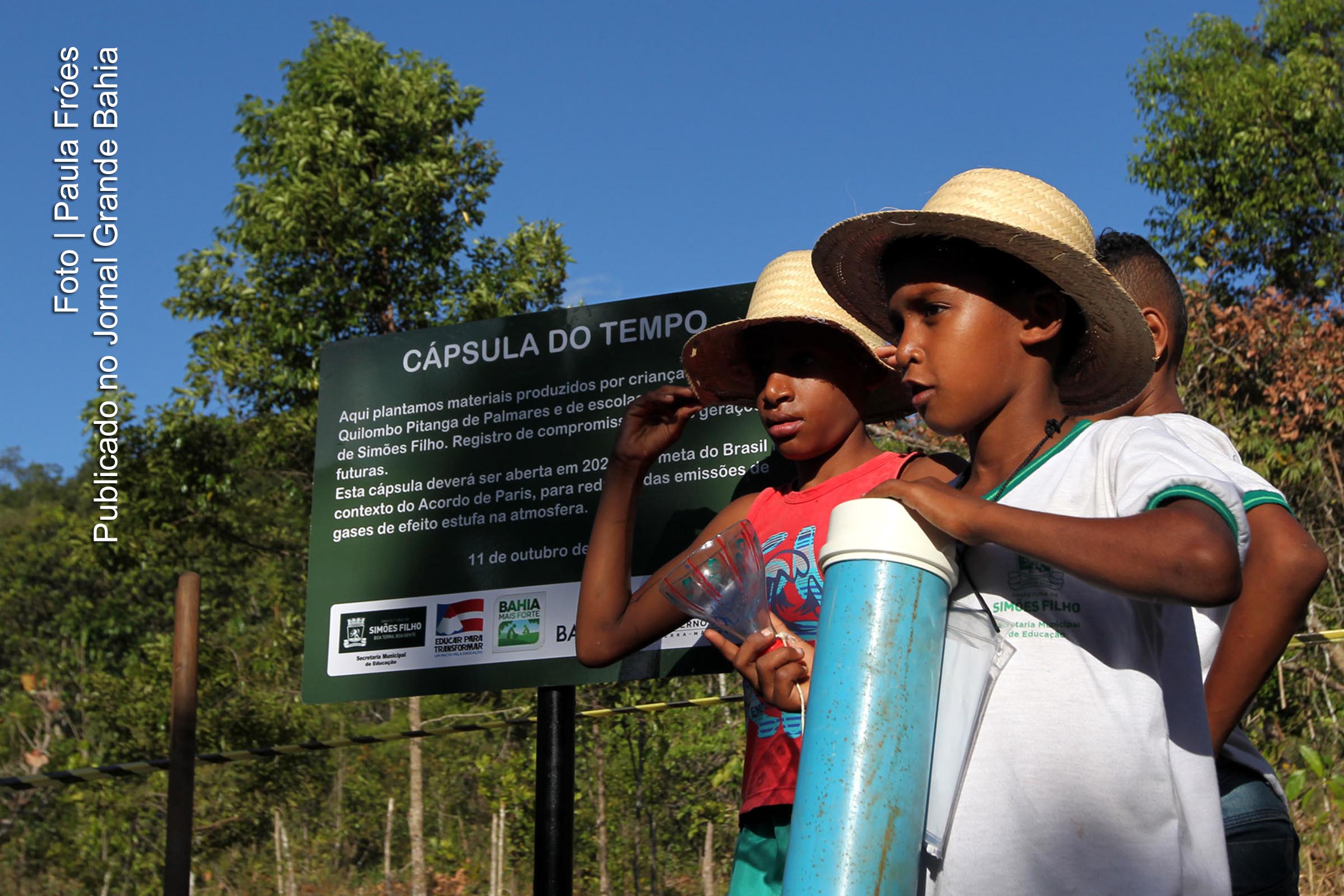 Crianças 'plantam' cápsula do tempo.