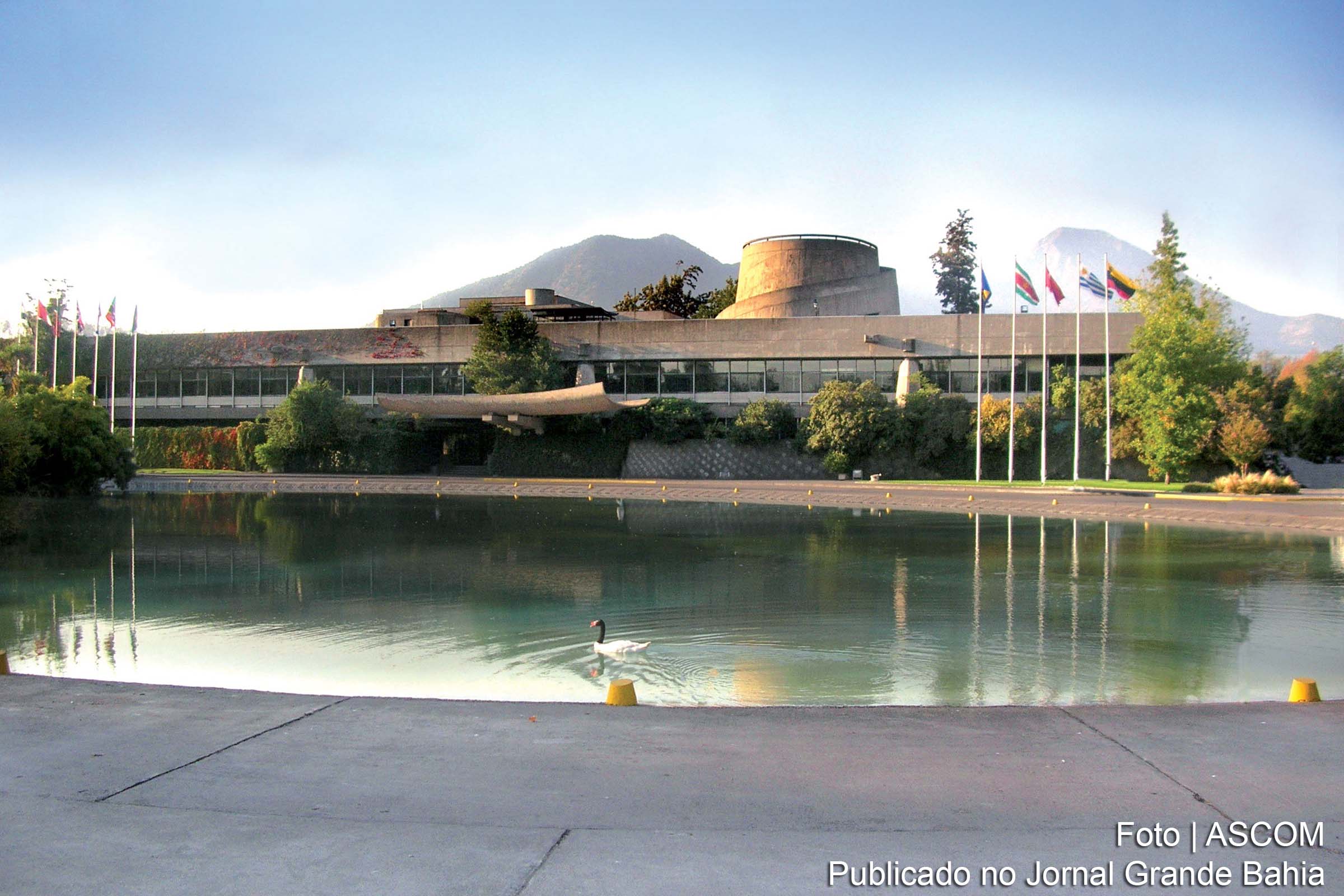 A CEPAL é uma das cinco comissões regionais das Nações Unidas e sua sede está em Santiago do Chile. Foi fundada para contribuir ao desenvolvimento econômico da América Latina, coordenar as ações encaminhadas à sua promoção e reforçar as relações econômicas dos países entre si e com as outras nações do mundo. Posteriormente, seu trabalho foi ampliado aos países do Caribe e se incorporou o objetivo de promover o desenvolvimento social.