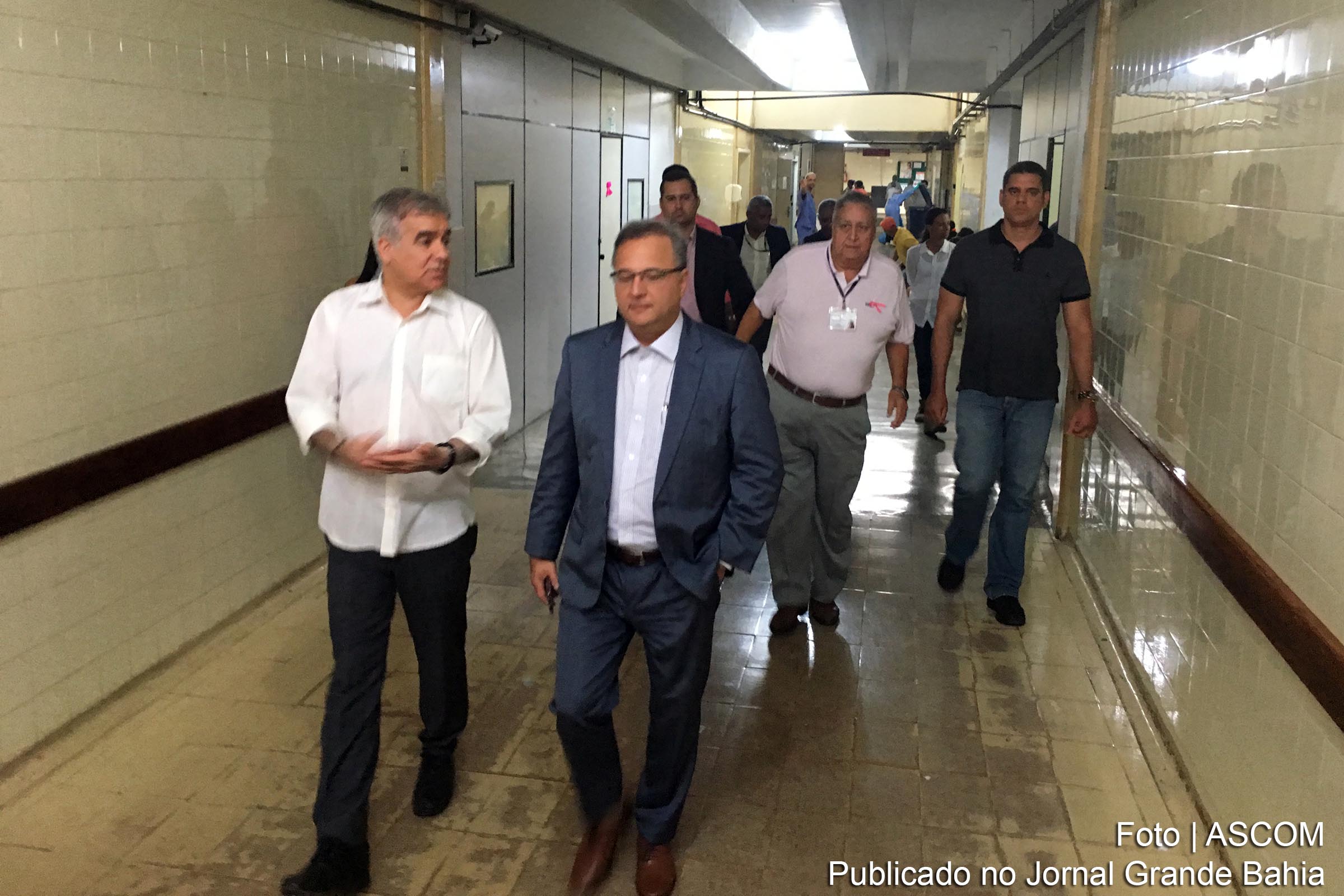 Deputado José Cerqueira Neto (Zé Neto) e secretário estadual Fábio Vilas-Boas inspecionam instalações do HGCA.