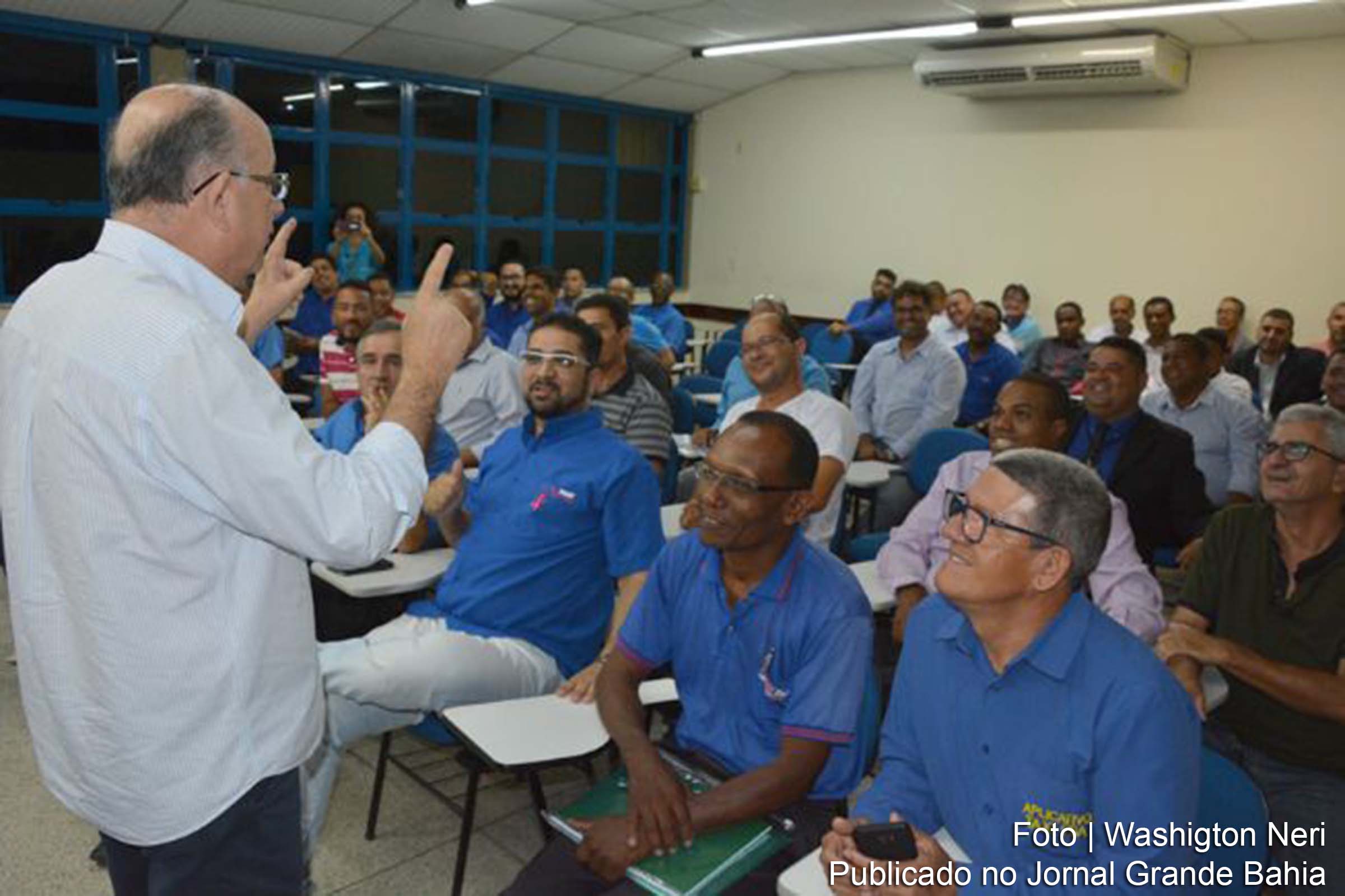 Prefeito José Ronaldo durante solenidade de entrega de certificados a motoristas de táxi de Feira de Santana.