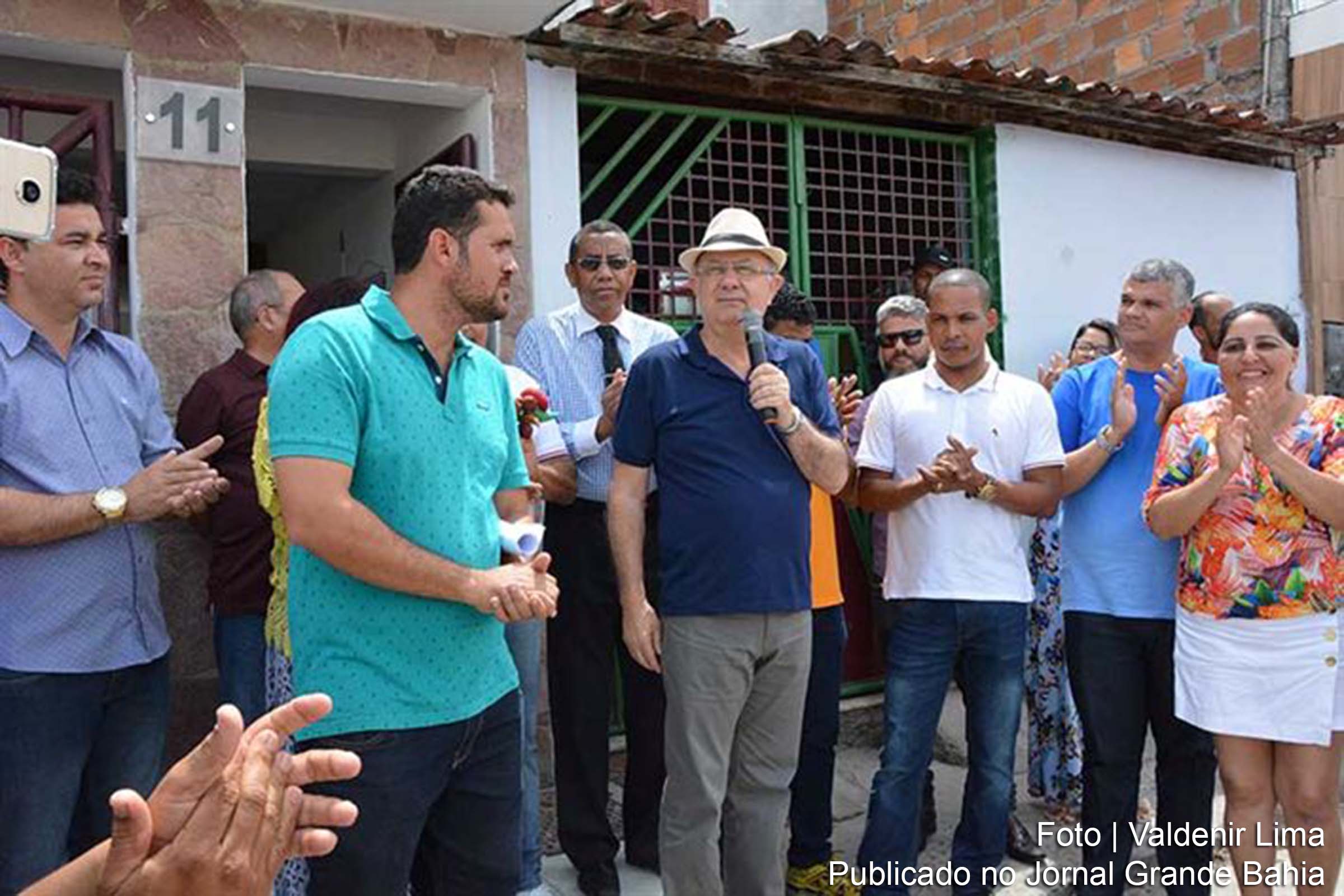 Prefeito José Ronaldo autoriza obra no campo do Conjunto Feira IX, em Feira de Santana.