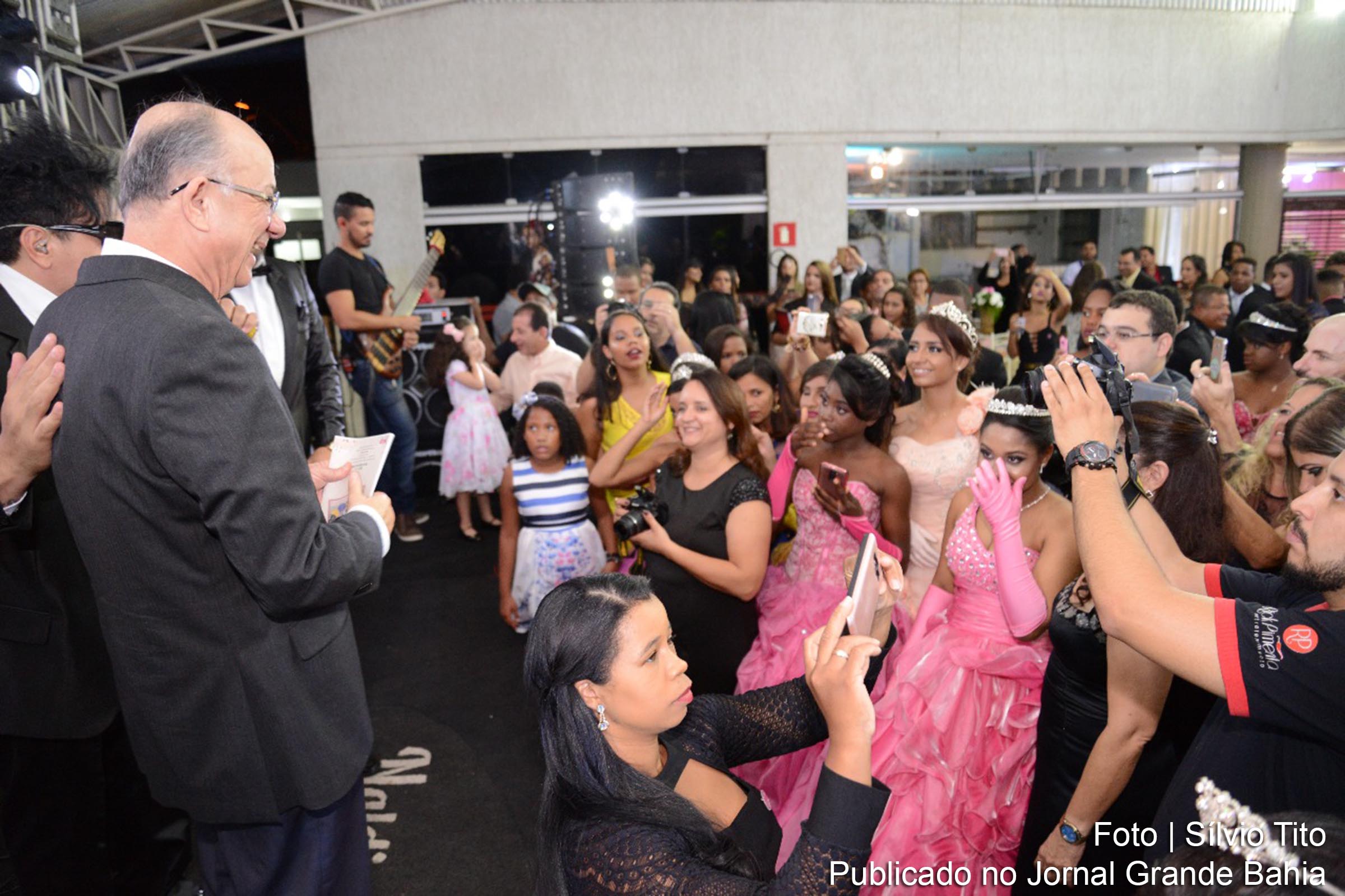 Prefeito José Ronaldo participa do 'Projeto 15 Primaveras' e debutantes da Escola Maria Antonia da Costa comemoram.