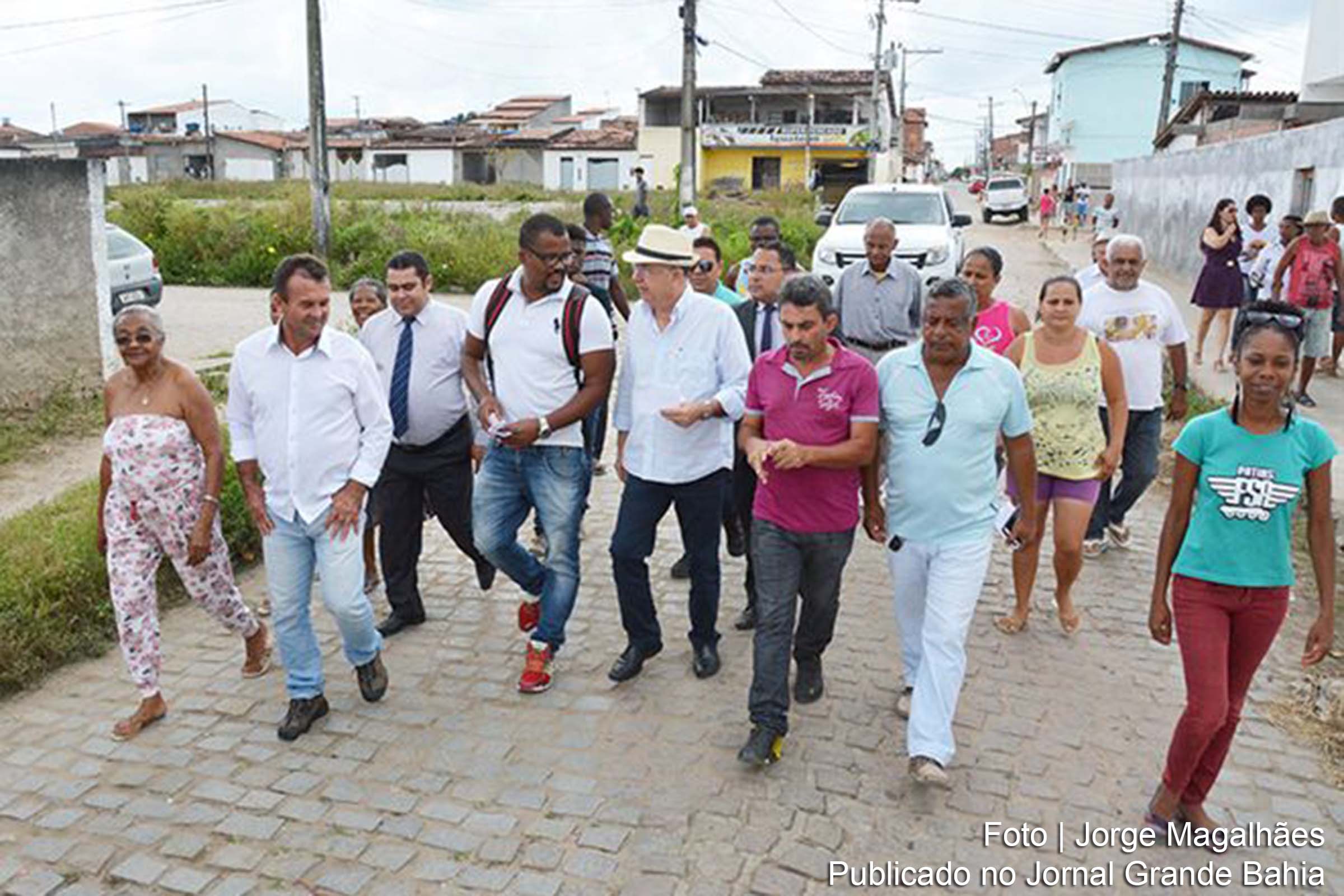 Prefeito José Ronaldo anuncia obras de pavimentação no Conjunto Fraternidade, em Feira de Santana.