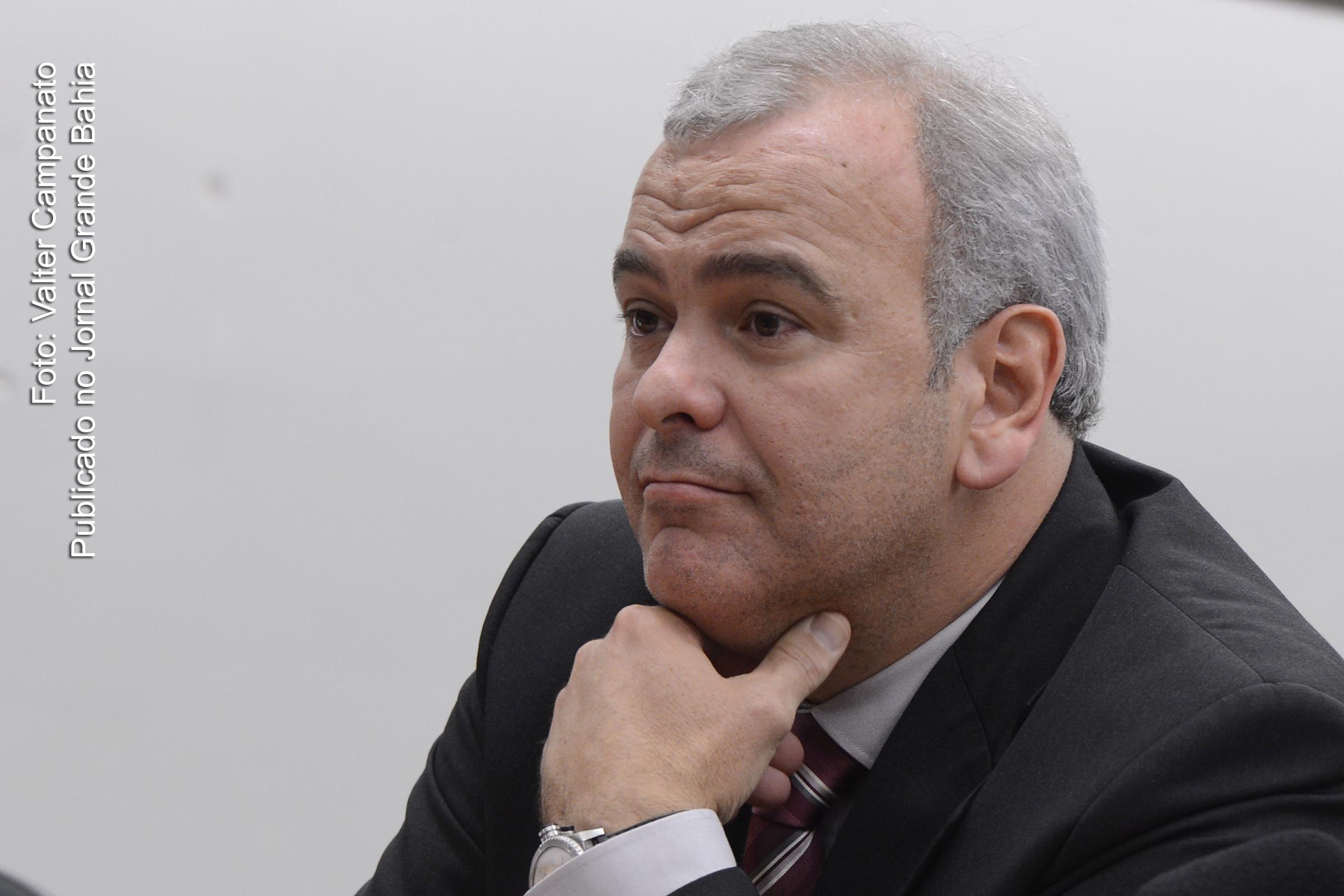 Júlio César Delgado é um político brasileiro. Exerce o cargo de deputado federal — seguindo os passos do pai, Tarcísio Delgado, que foi deputado, além de prefeito por três mandatos.