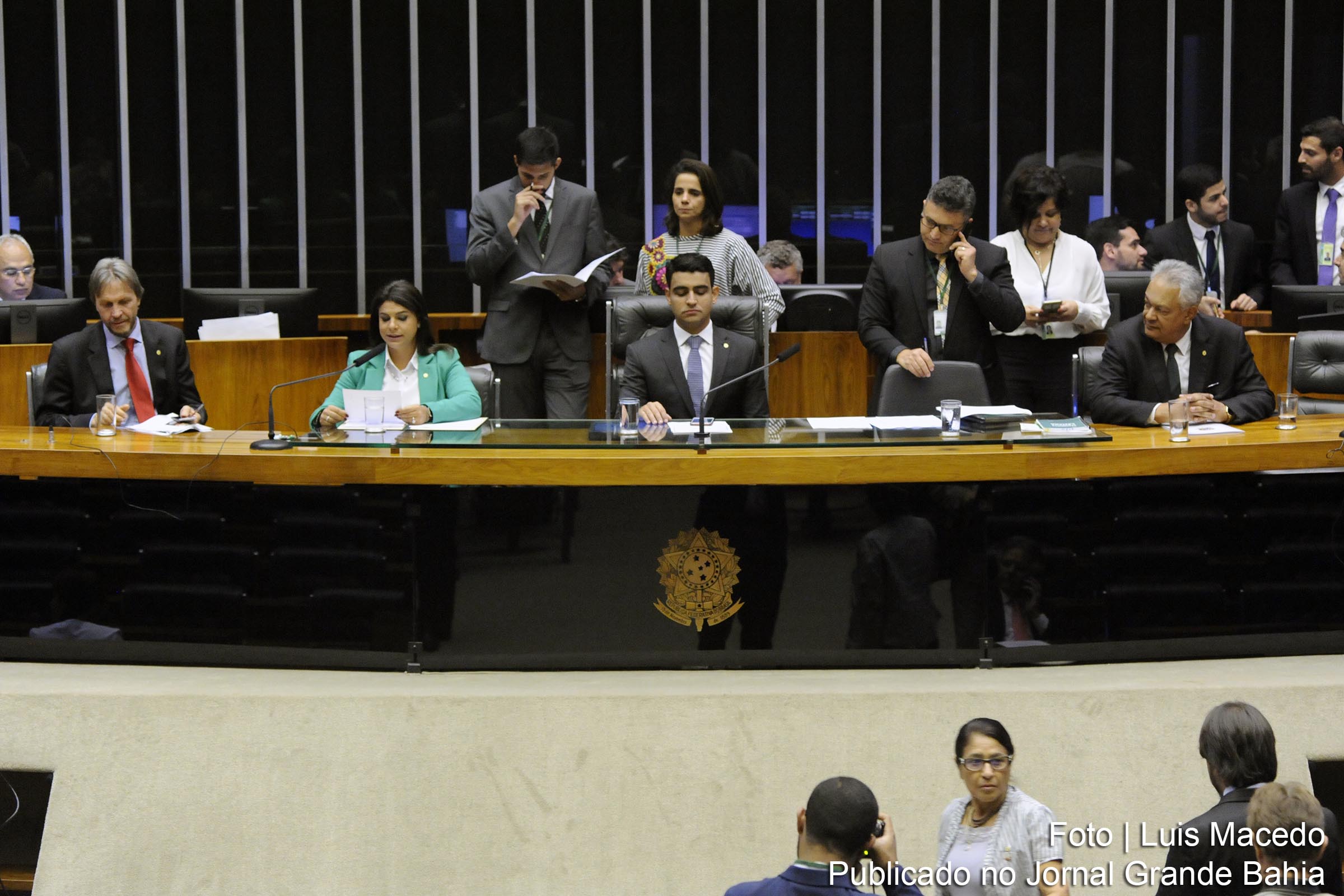 Deputados vão analisar pedido do Supremo Tribunal Federal para processar, por crime comum, o presidente Michel Temer e os ministros Eliseu Padilha (Casa Civil) e Moreira Franco (Secretaria-Geral). Parecer do deputado Bonifácio de Andrada recomenda negar a autorização.