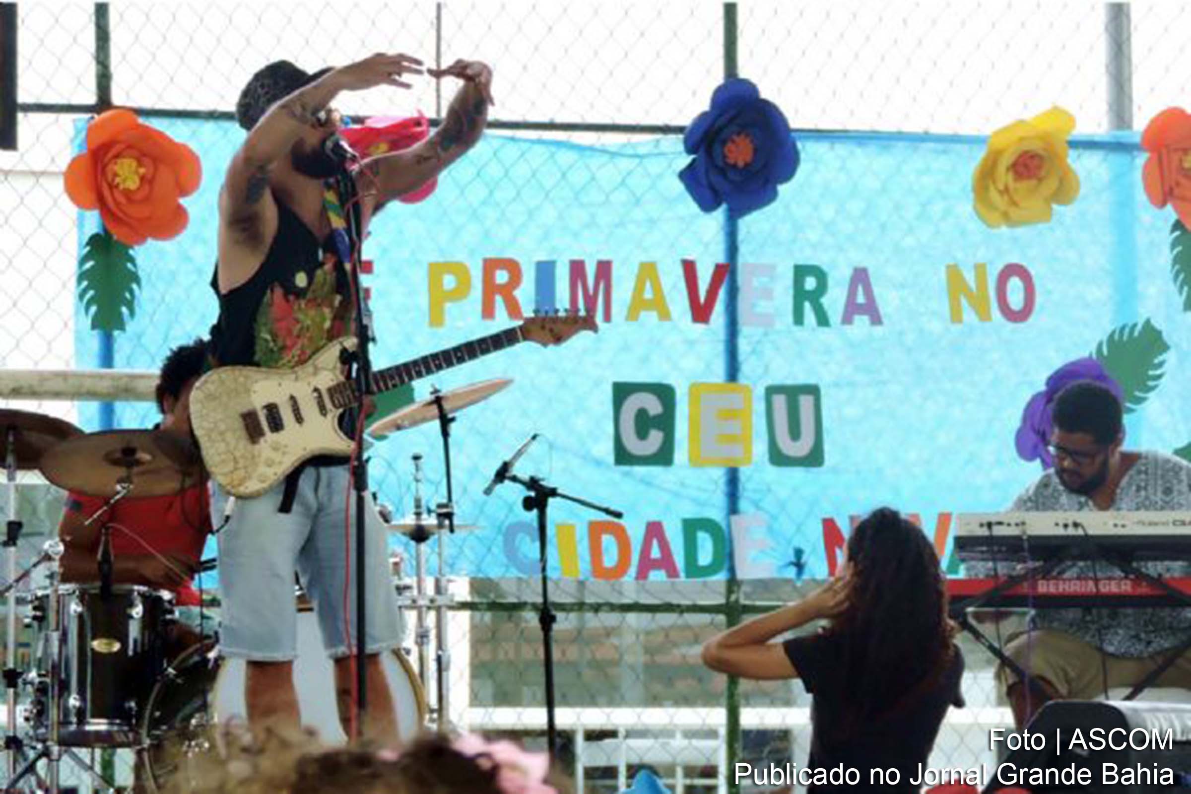 O cantor Dann Silveira se apresenta no projeto Música e Dança na Praça realizado no CEU Cidade Nova, em Feira de Santana.