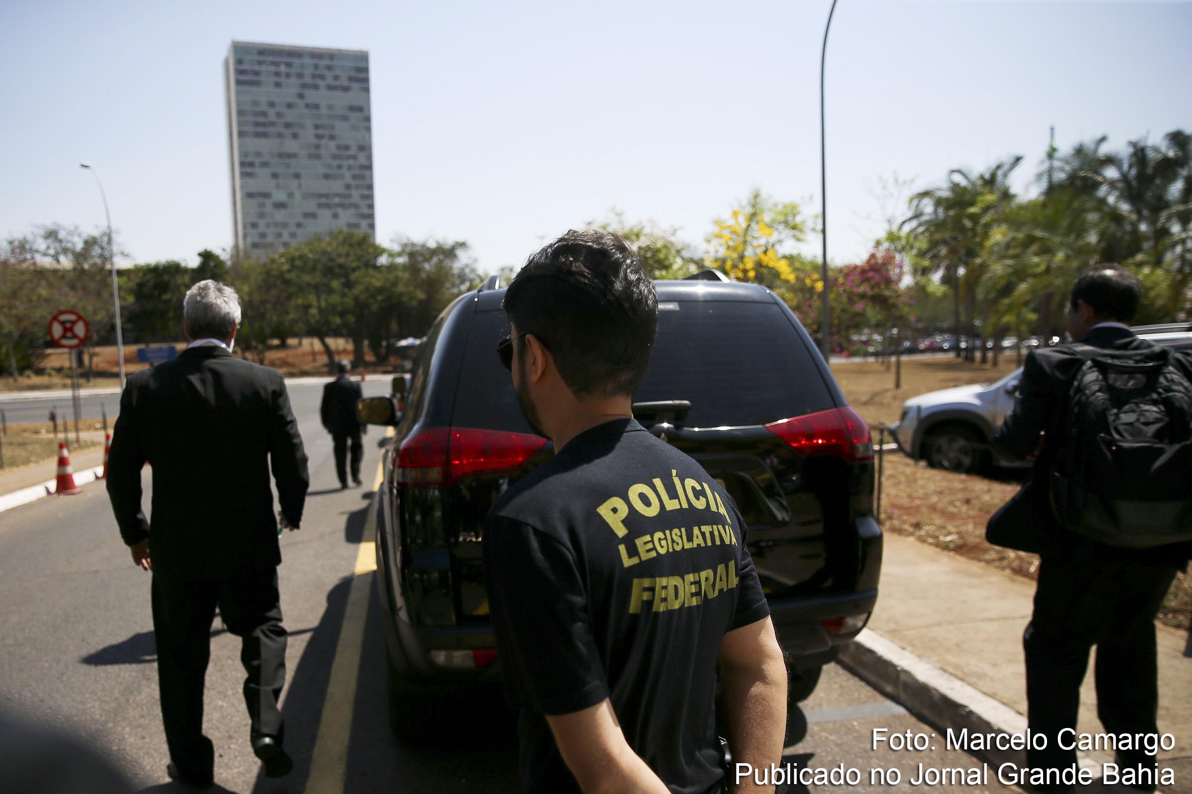 Policiais deixam o prédio da Câmara dos Deputados após buscas no gabinete do deputado Lúcio Vieira Lima. A ação ocorre a pedido da Procuradoria-Geral da República.