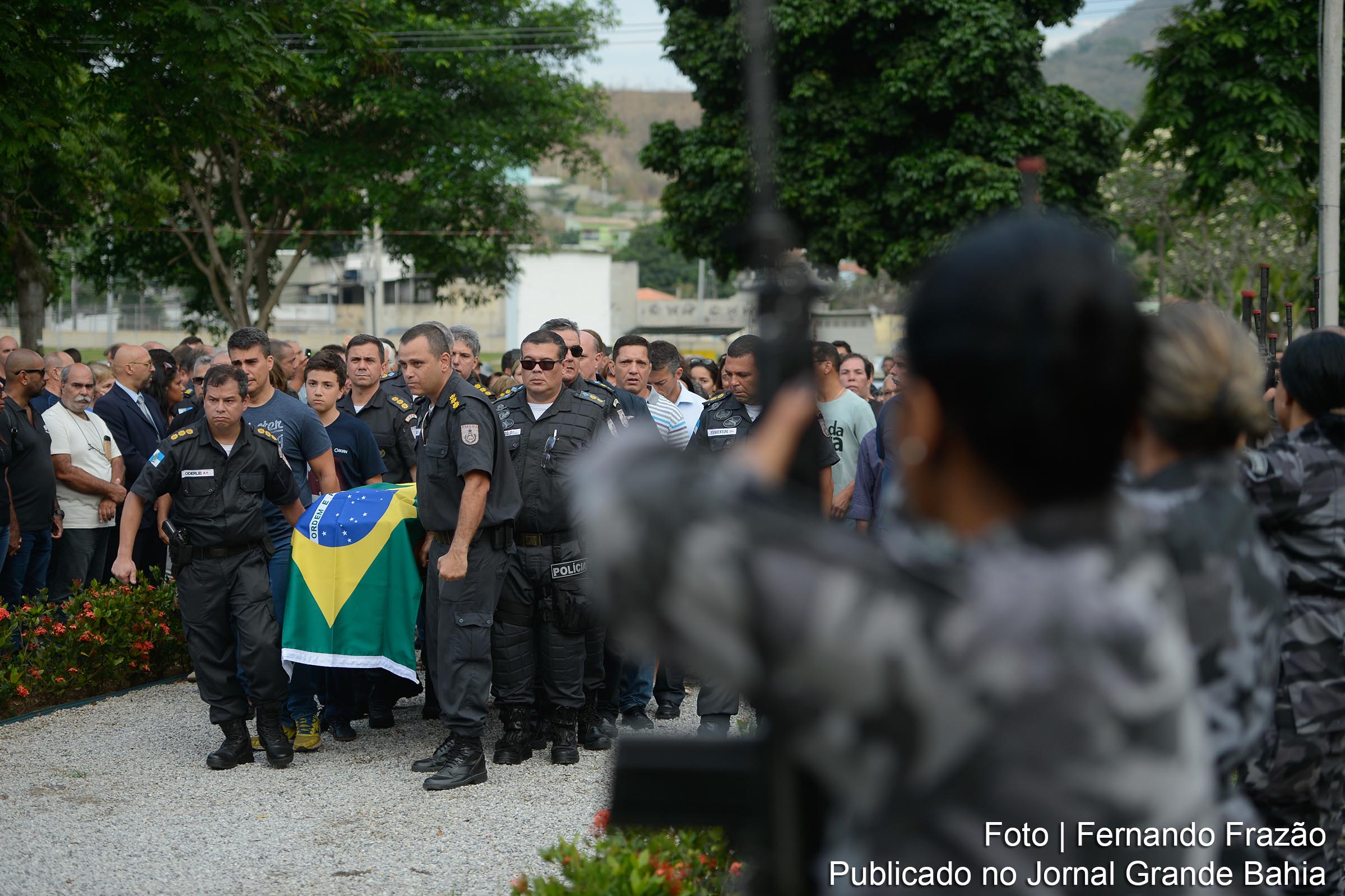 Policiais e familiares participam do enterro, no cemitério Jardim da Saudade, do coronel Luiz Gustavo Teixeira, comandante do Batalhão do Méier assassinado a tiros por criminosos.