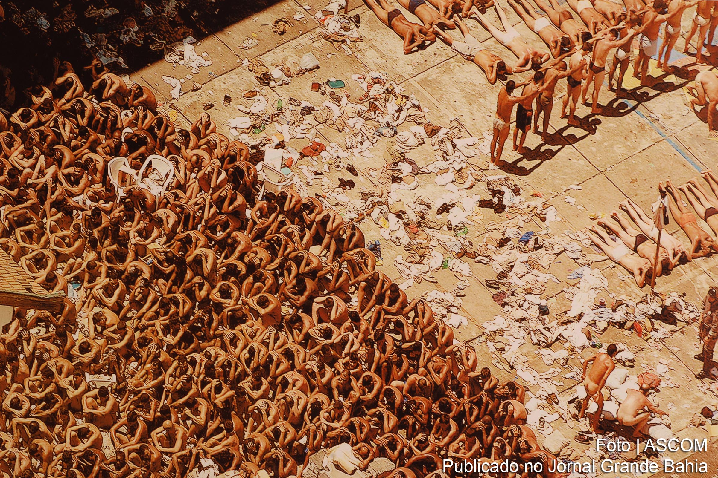 Presos são aglomerados na Casa de Detenção de São Paulo (Carandiru). O massacre do Carandiru ocorreu no Brasil, em 2 de outubro de 1992, quando uma intervenção da Polícia Militar do Estado de São Paulo, para conter uma rebelião na Casa de Detenção de São Paulo, causou a morte de 111 detentos. Em 2002, após 46 anos de funcionamento, o complexo penitenciário do Carandiru começou a ser demolido.