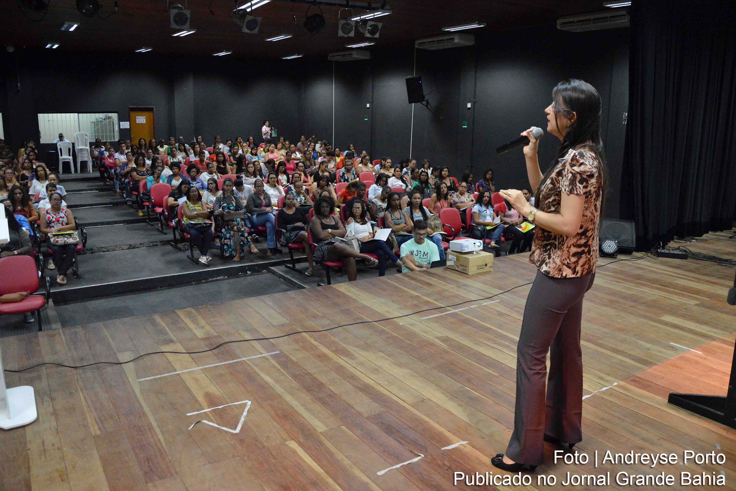 Professora Suzana Alves Nogueira Souza palestra na abertura da Formação Continuada para Professores Auxiliares da Educação Especial, em Feira de Santana.