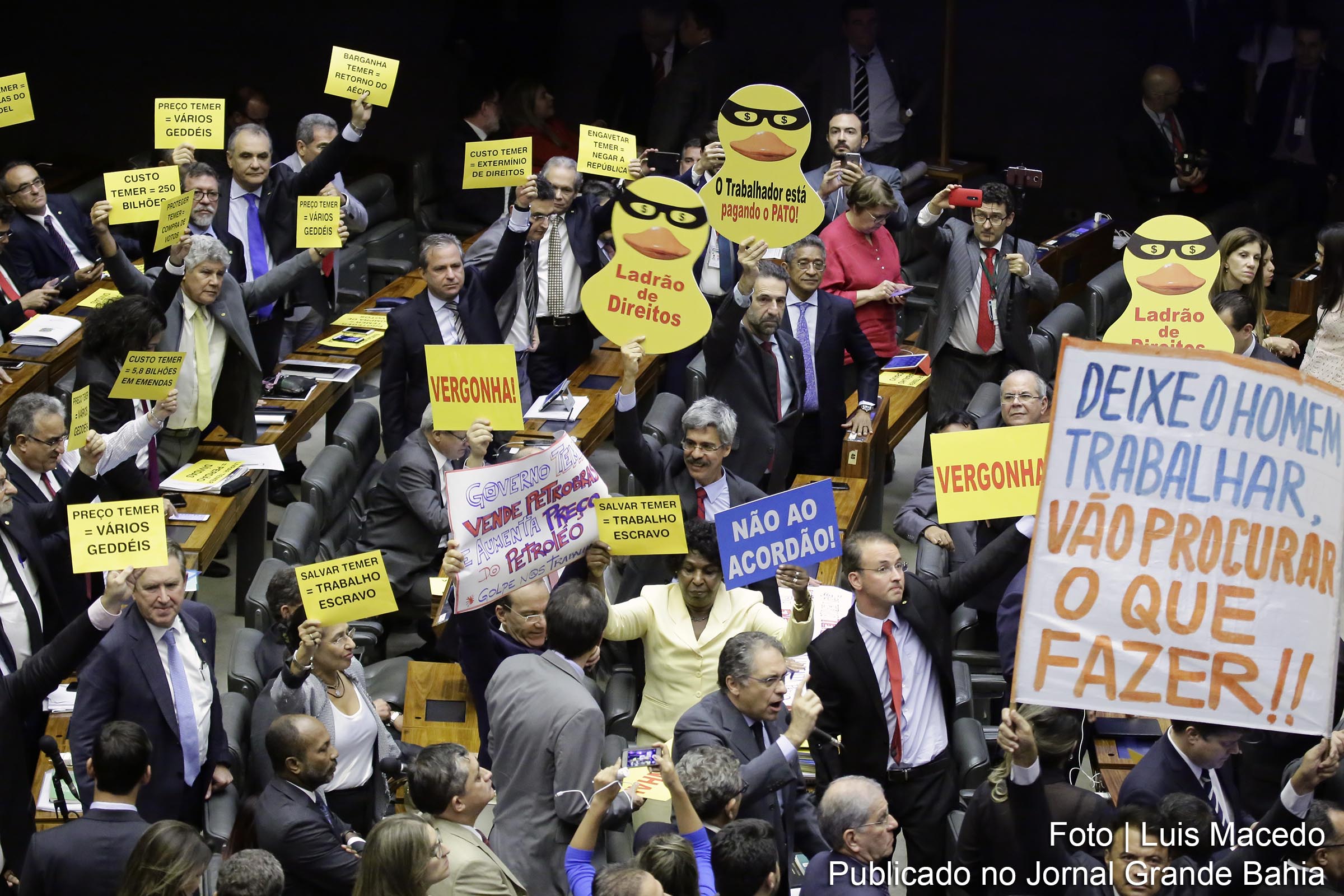 A Câmara dos Deputados recusou autorização para o Supremo Tribunal Federal (STF) processar, por crime comum, o presidente Michel Temer e os ministros Eliseu Padilha (Casa Civil) e Moreira Franco (Secretaria-Geral). Com 251 votos a 233, o Plenário acompanhou o relatório da CCJ, de autoria do deputado Bonifácio de Andrada (PSDB-MG). O pedido de autorização será arquivado.