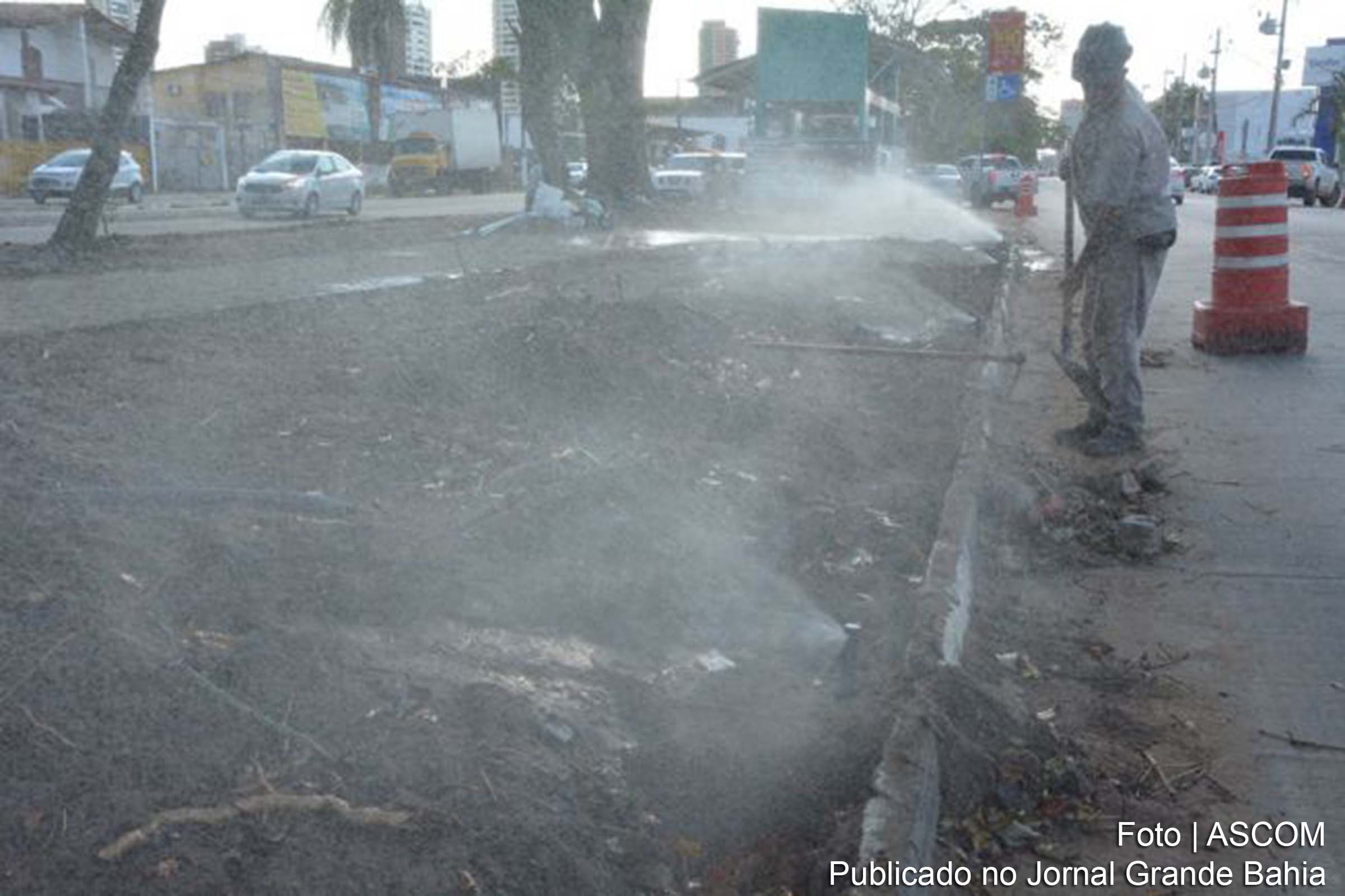 Teste de irrigação realizado por técnicos da empresa Naan, responsável pela irrigação na avenida Getúlio Vargas e rua Olímpio Vital, em Feira de Santana.