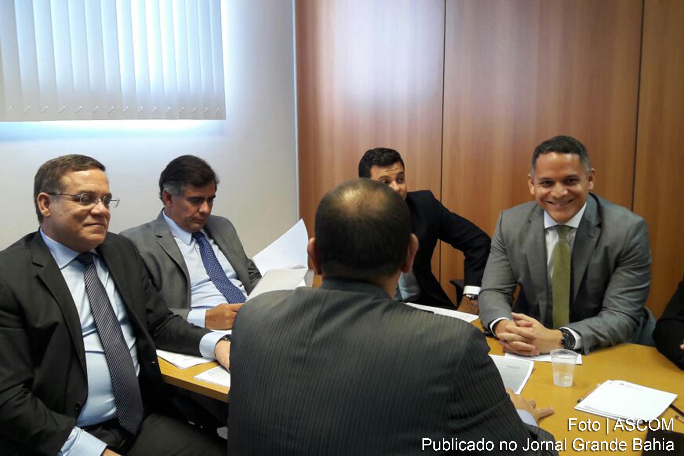 Parlamentares da oposição Oposição analisam denúncia de profissionais de Saúde.