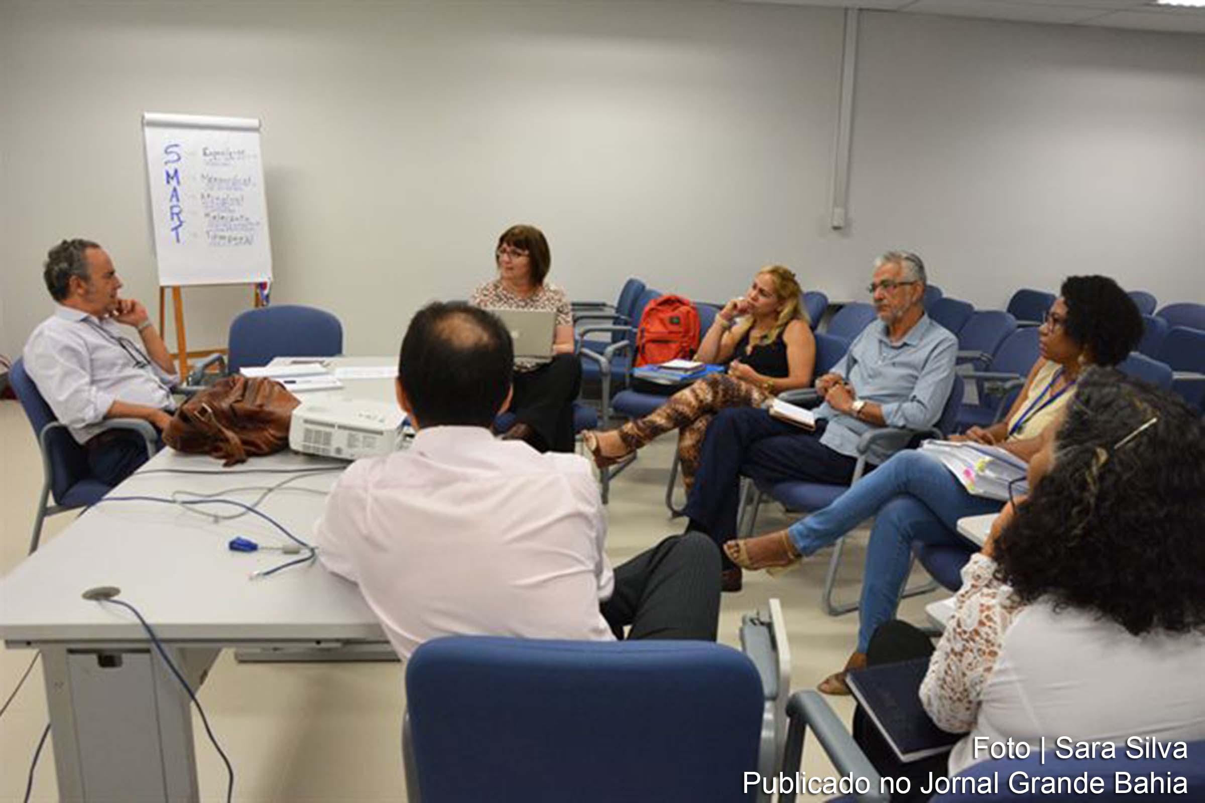 Consultores do Banco Mundial reunidos com técnicos da SEDESO de Feira de Santana e gerente da filial da Caixa Econômica Federal, Ivanberg Pereira.