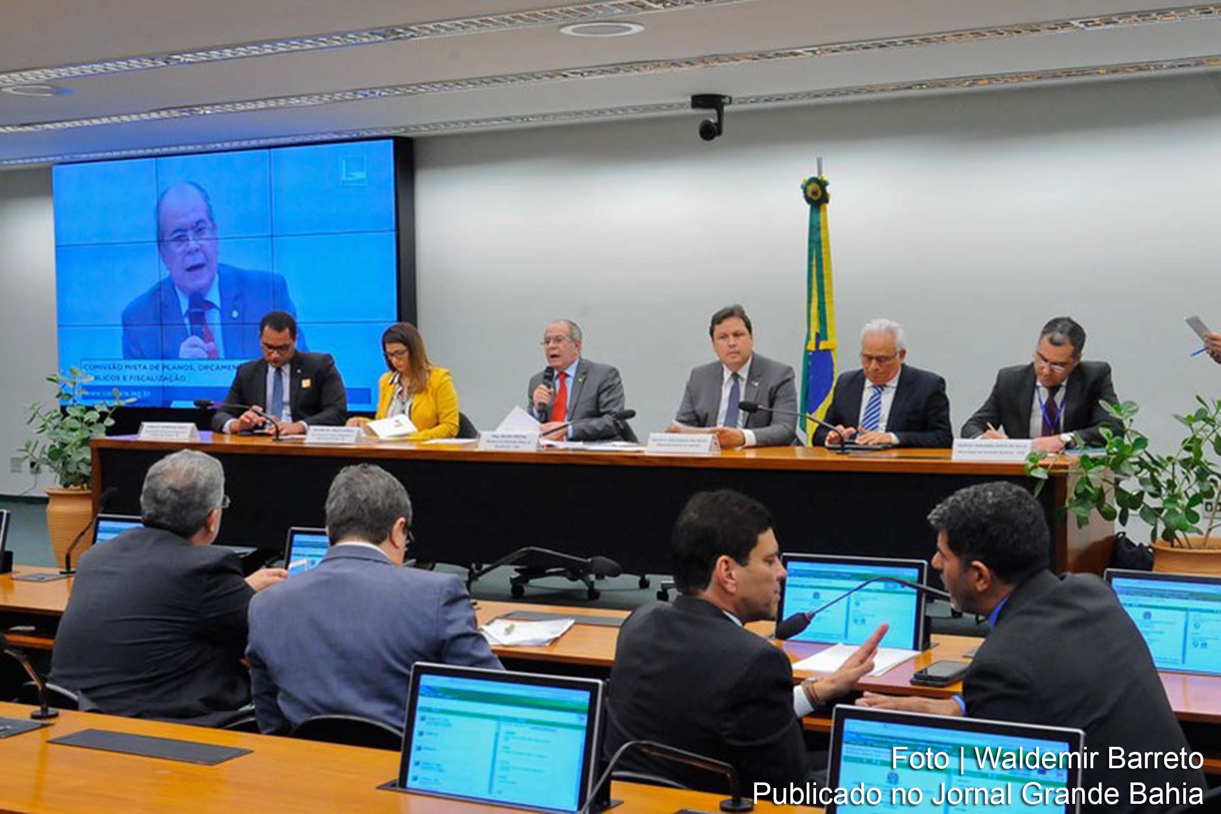 Contingenciamento de recursos para o Nordeste é criticado em debate.