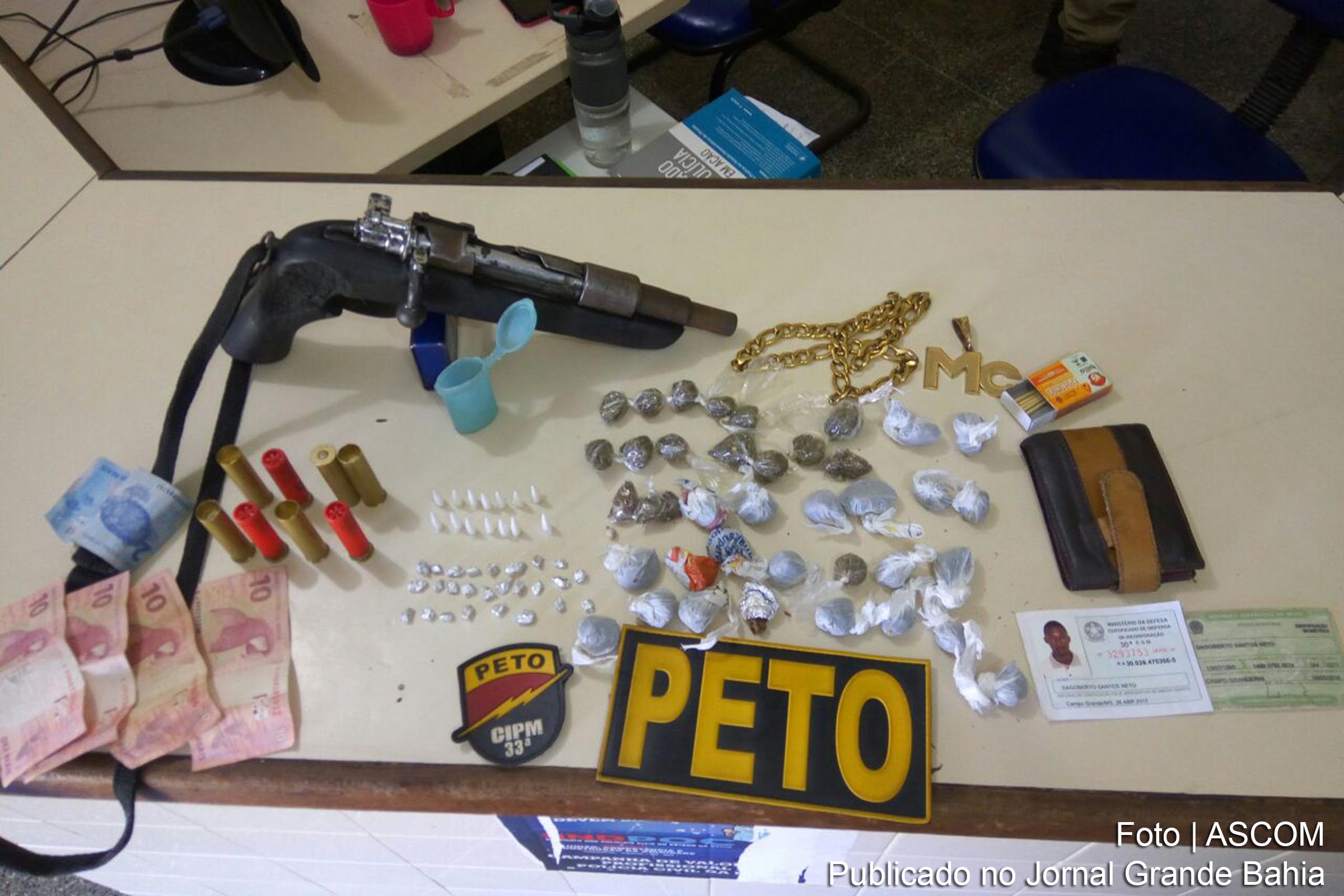 Drogas, arma e dinheiro são apreendido pela polícia. Segundo a SSP Bahia, Com a aproximação das guarnições, os criminosos tentaram fugir, mas foram alcançados pelos militares.