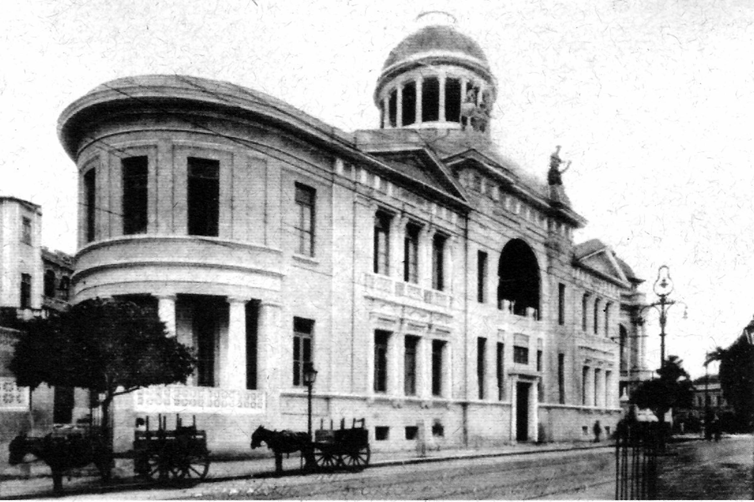 O Instituto Geográfico e Histórico da Bahia (IGHB) foi fundado em 13 de maio de 1894, durante a gestão do governador Rodrigues Lima, em Salvador. Ela é a instituição que reúne os pesquisadores e estudiosos destacados nas áreas de Geografia, História, Sociologia e ciências afins no estado brasileiro da Bahia. O IGHB possui a maior coleção de jornais, datados desde o século XIX até a atualidade.