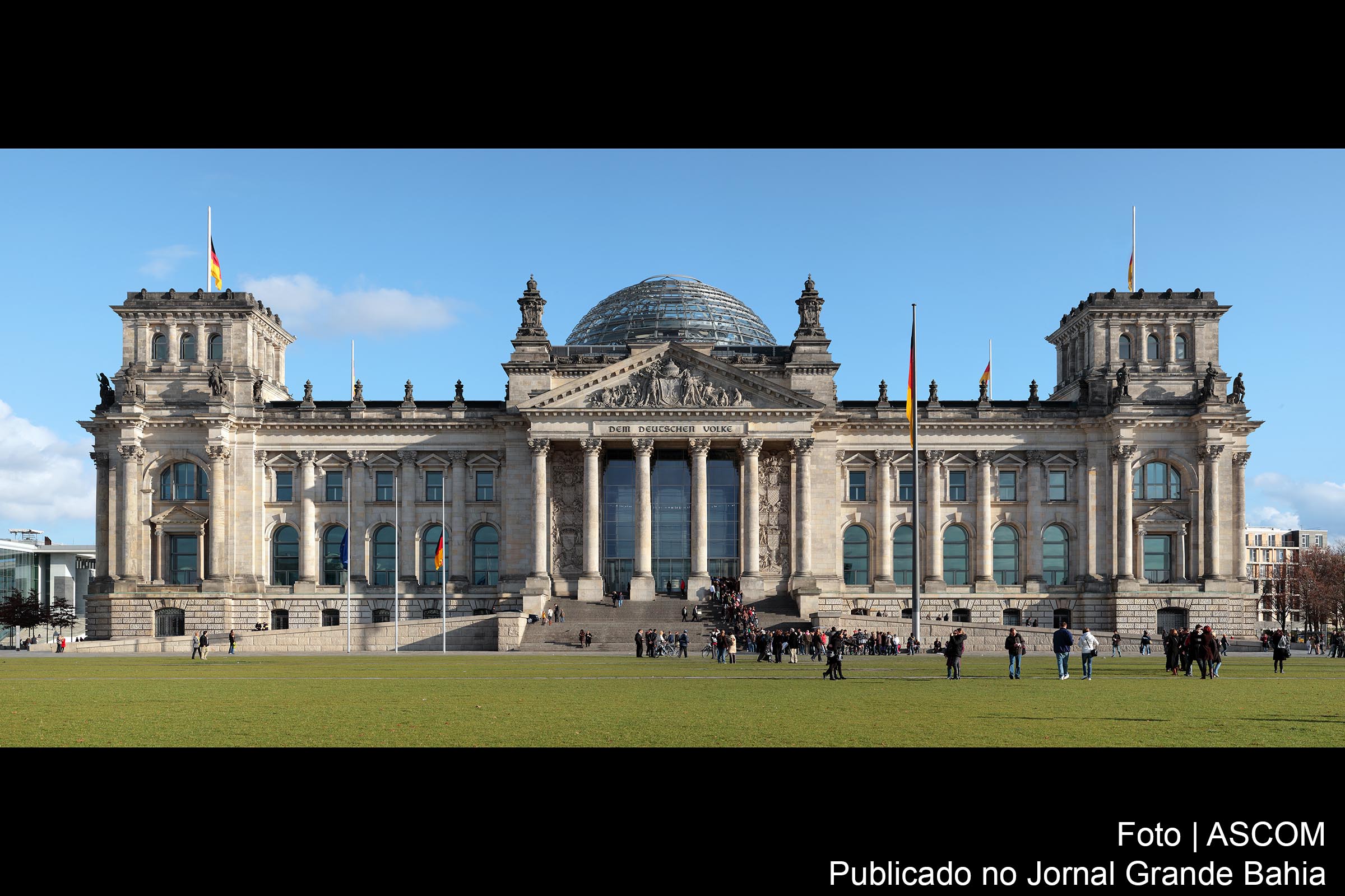 Fachada do Palácio do Reichstag, em Berlim, Alemanha. Reichstag é o nome do prédio onde o parlamento federal da Alemanha exerce suas funções. Localiza-se em Berlim no distrito de Mitte.