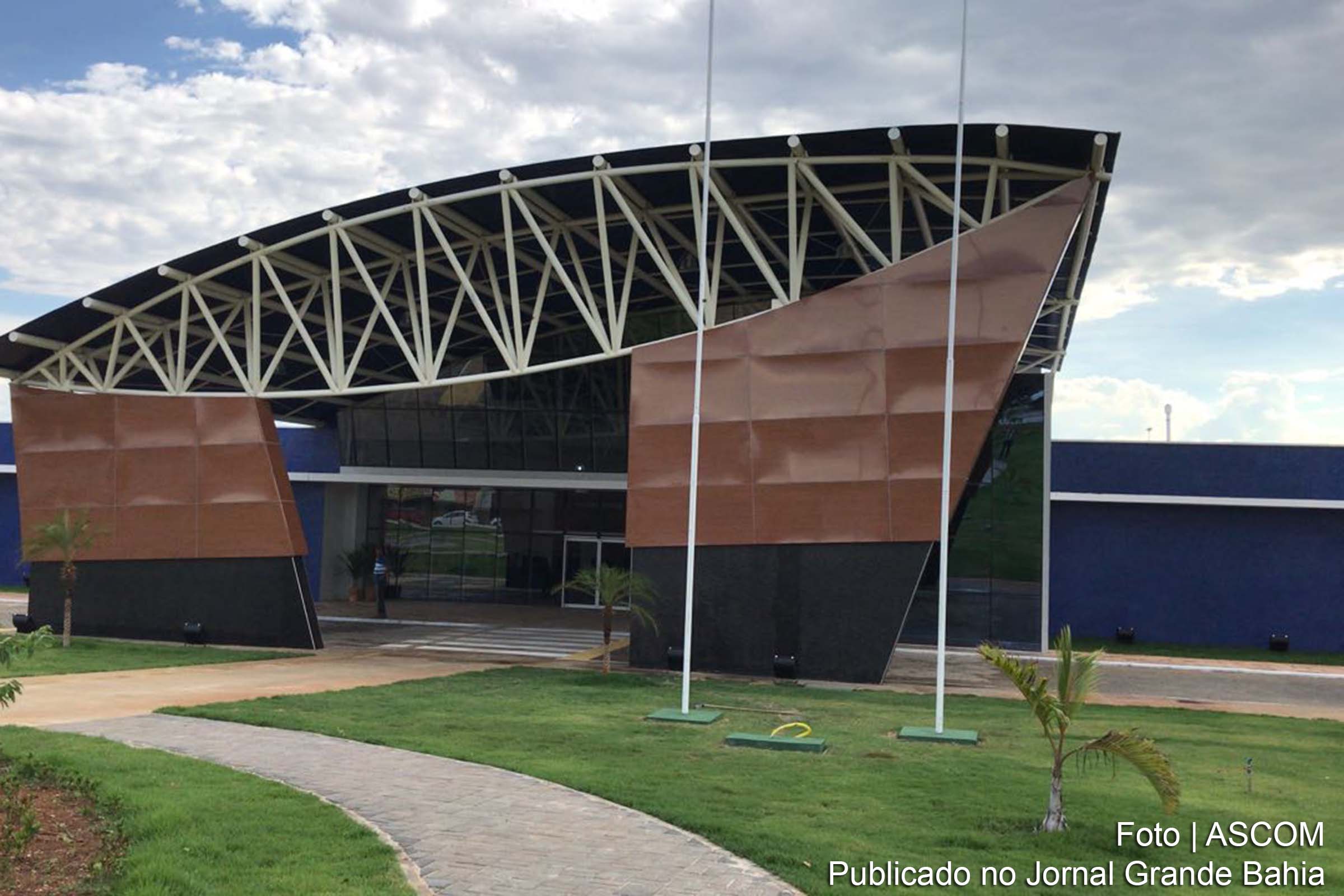 Fachada da Policlínica Regional de Saúde de Guanambi.