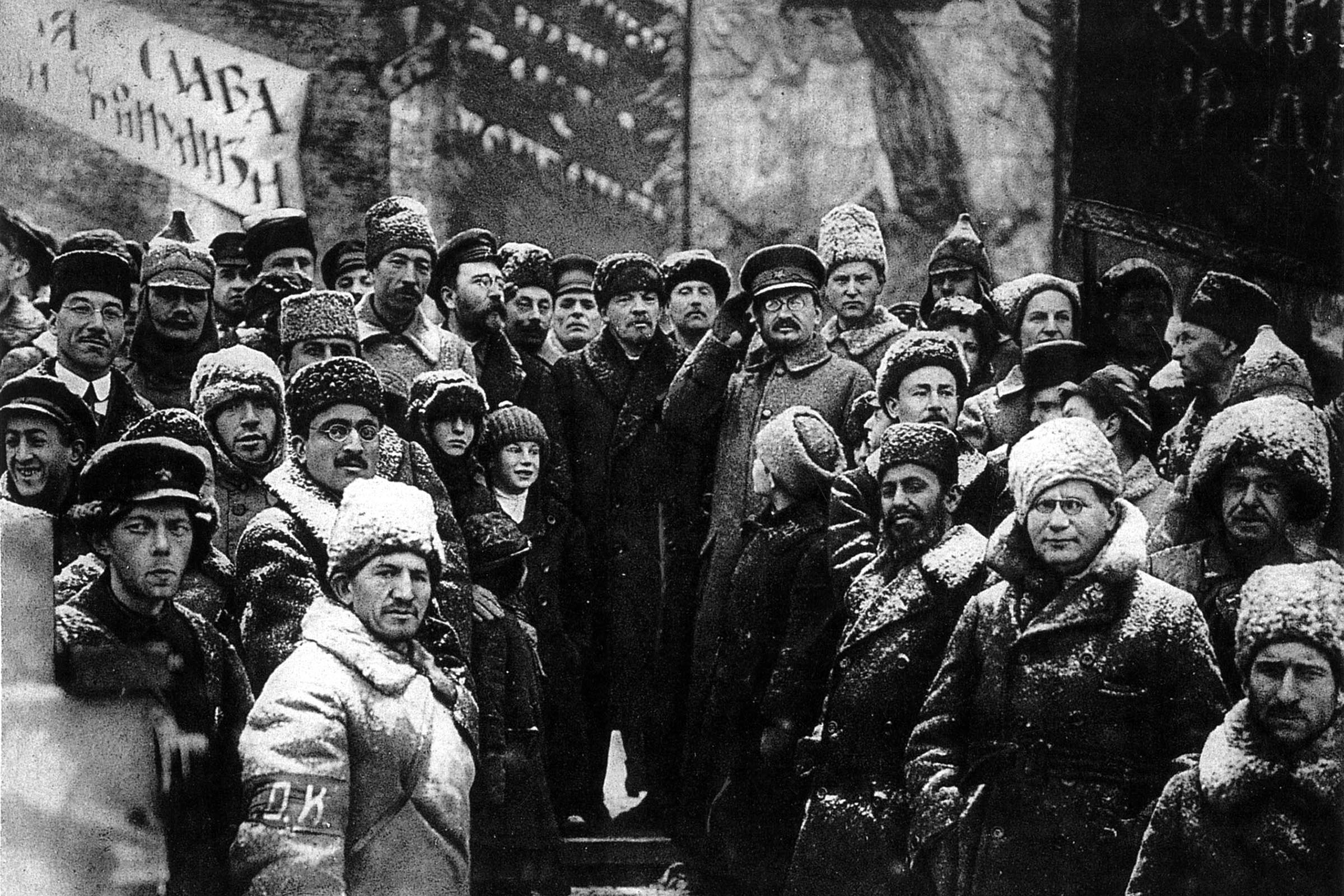Noite de 25 de outubro de 1917 (7 de novembro, no calendário gregoriano). Os regimentos dirigidos pelo Comitê Militar Revolucionário de Petrogrado cercam o Palácio de Inverno, sede do governo de Kerenski. Exigem a rendição dos batalhões que ainda o defendem. Praticamente sem resistência, os soldados se rendem.
