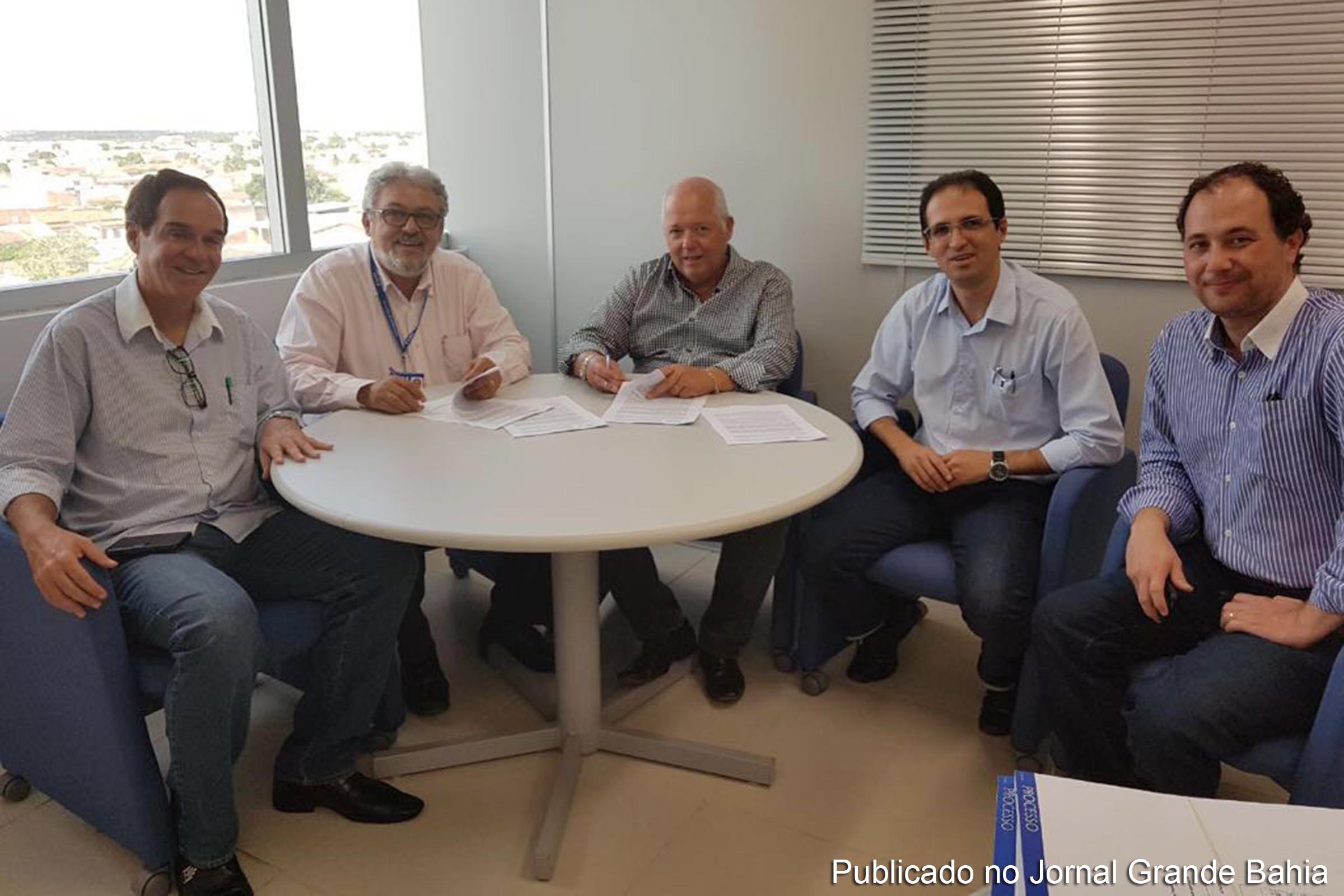 Representantes da Caixa Econômica Federal e da FCK Construções assinam contrato para edificação de 121 unidades habitacionais em Santo Estêvão.