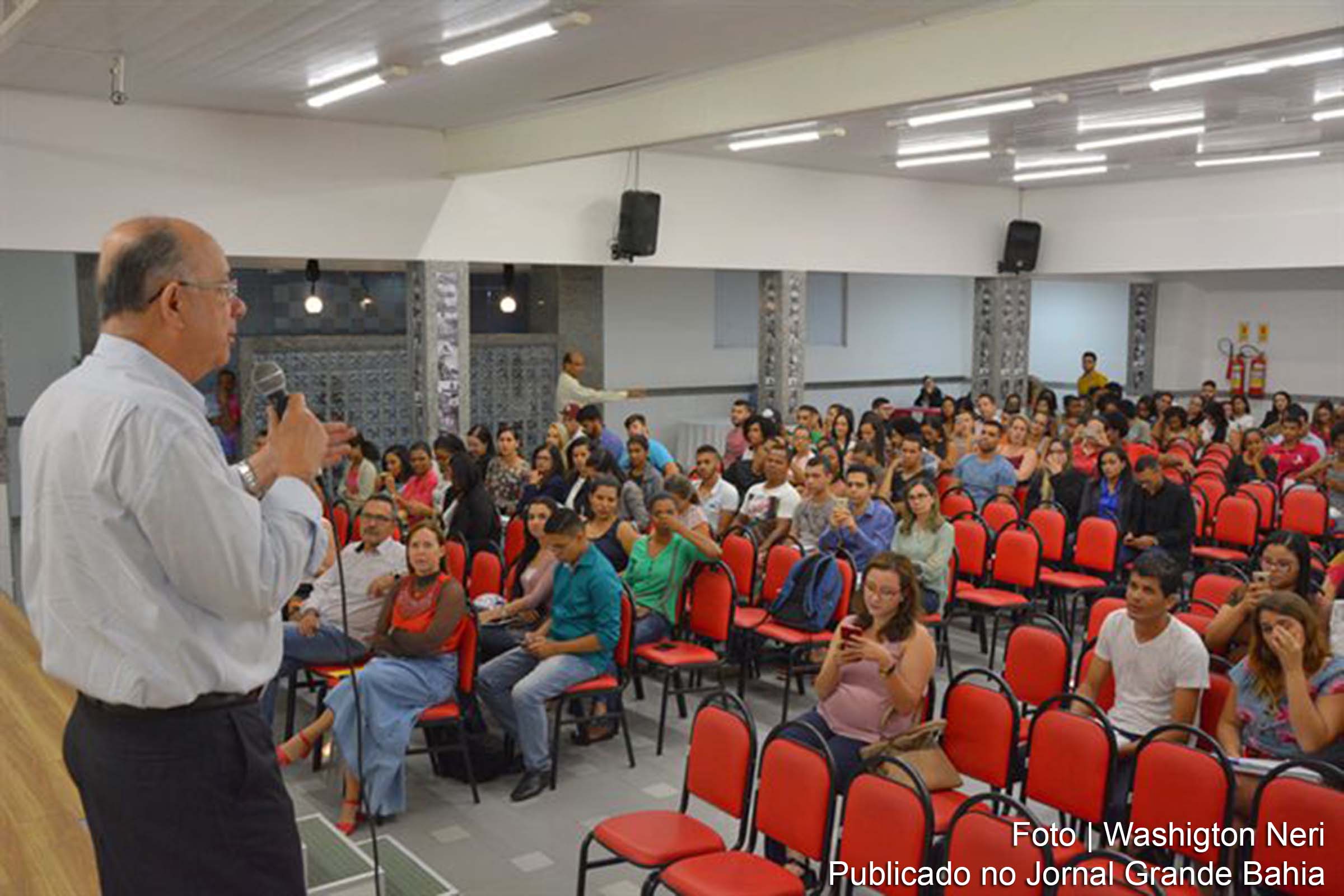 Prefeito José Ronaldo ministra palestra no auditório da Faculdade Anísio Teixeira (FAT), em Feira de Santana.