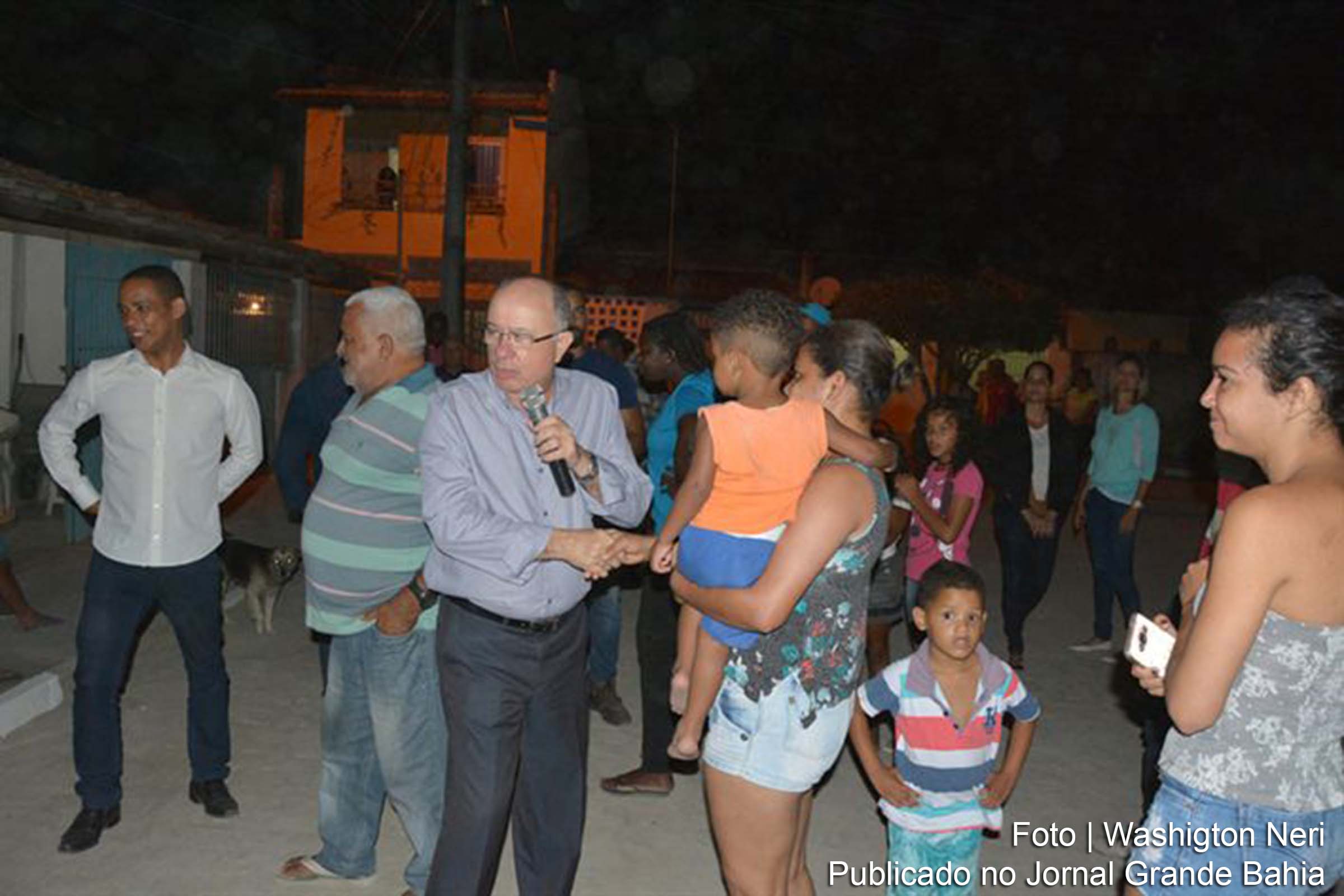 Prefeito José Ronaldo verifica obras de pavimentação no Bairro Sitio Matias, em Feira de Santana.
