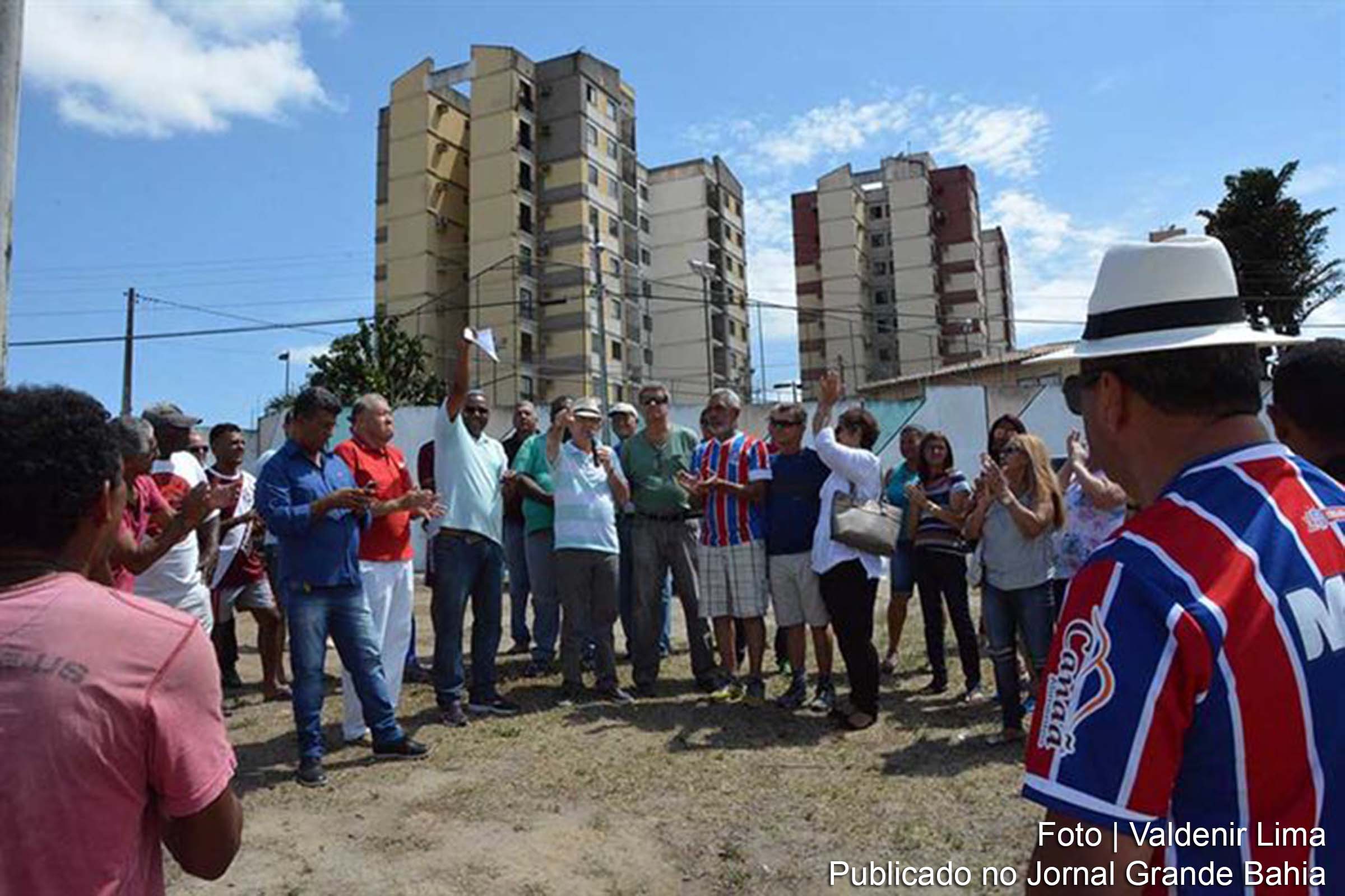 Prefeito José Ronaldo participa da inauguração de quadra poliesportiva no Conjunto Feira X.