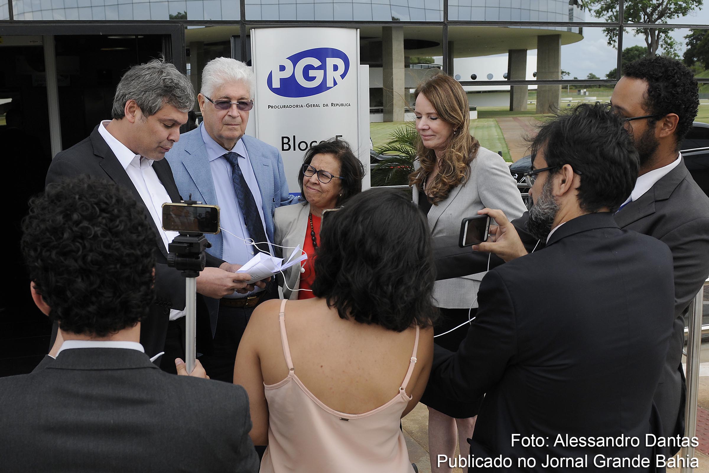 Lindbergh Farias, Roberto Requião, Lídice da Mata e Vanessa Grazziotin protocolam pedido de investigação na PGR. De acordo com o jornal The Guardian, o ministro do Comércio do Reino Unido fez lobby para que empresas britânicas conseguissem negócios no Brasil.