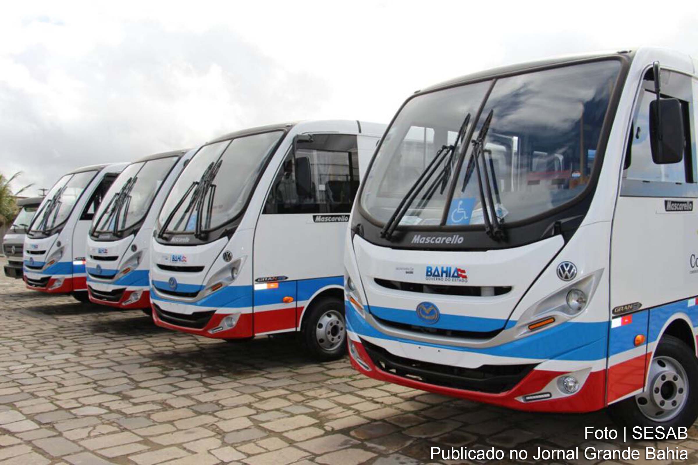 Micro-ônibus gratuitos vão garantir transporte entre municípios atendidos pelas novas policlínicas regionais.