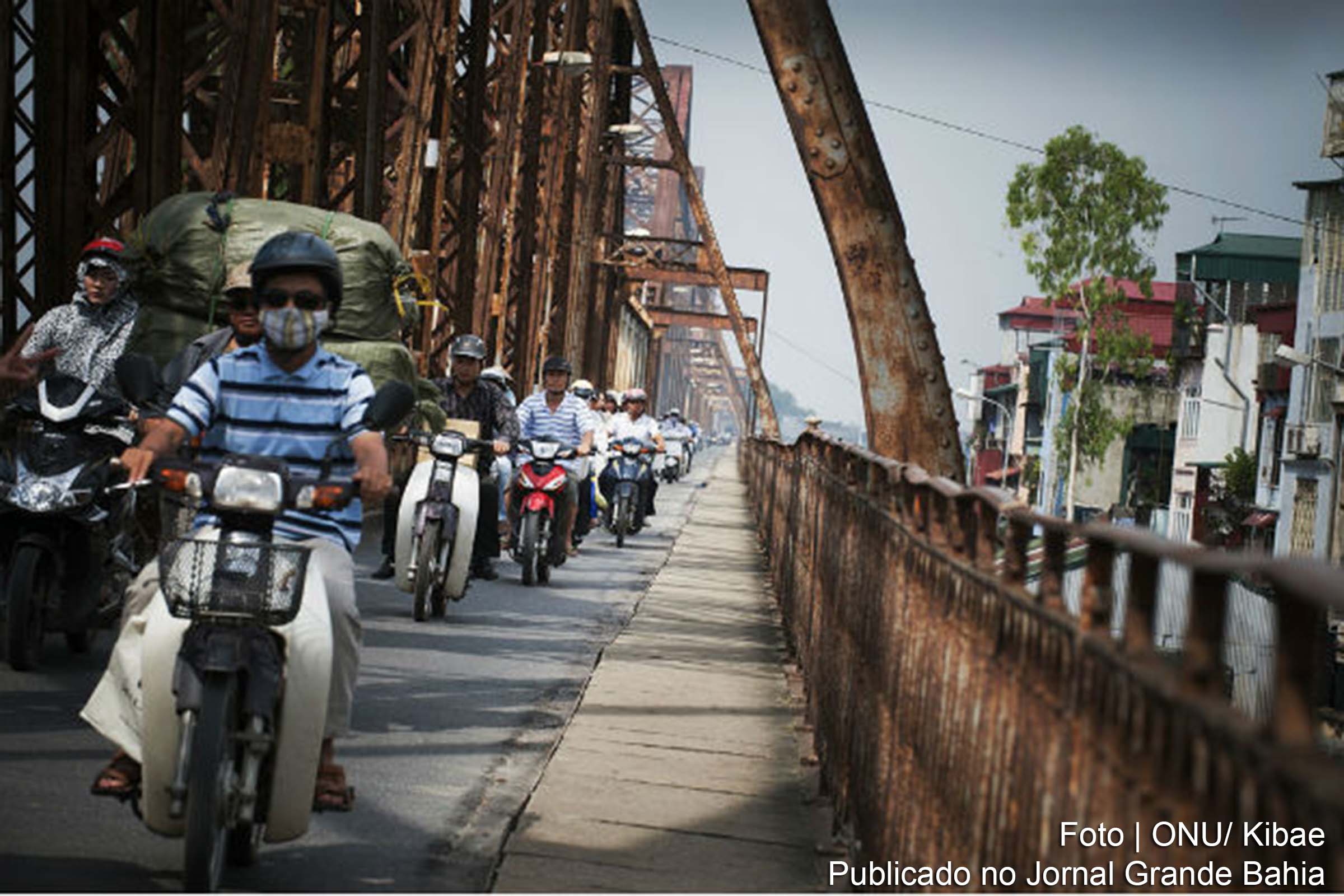 Motociclistas em Hanoi, Vietnã. Metade da população mundial vive em áreas urbanas.