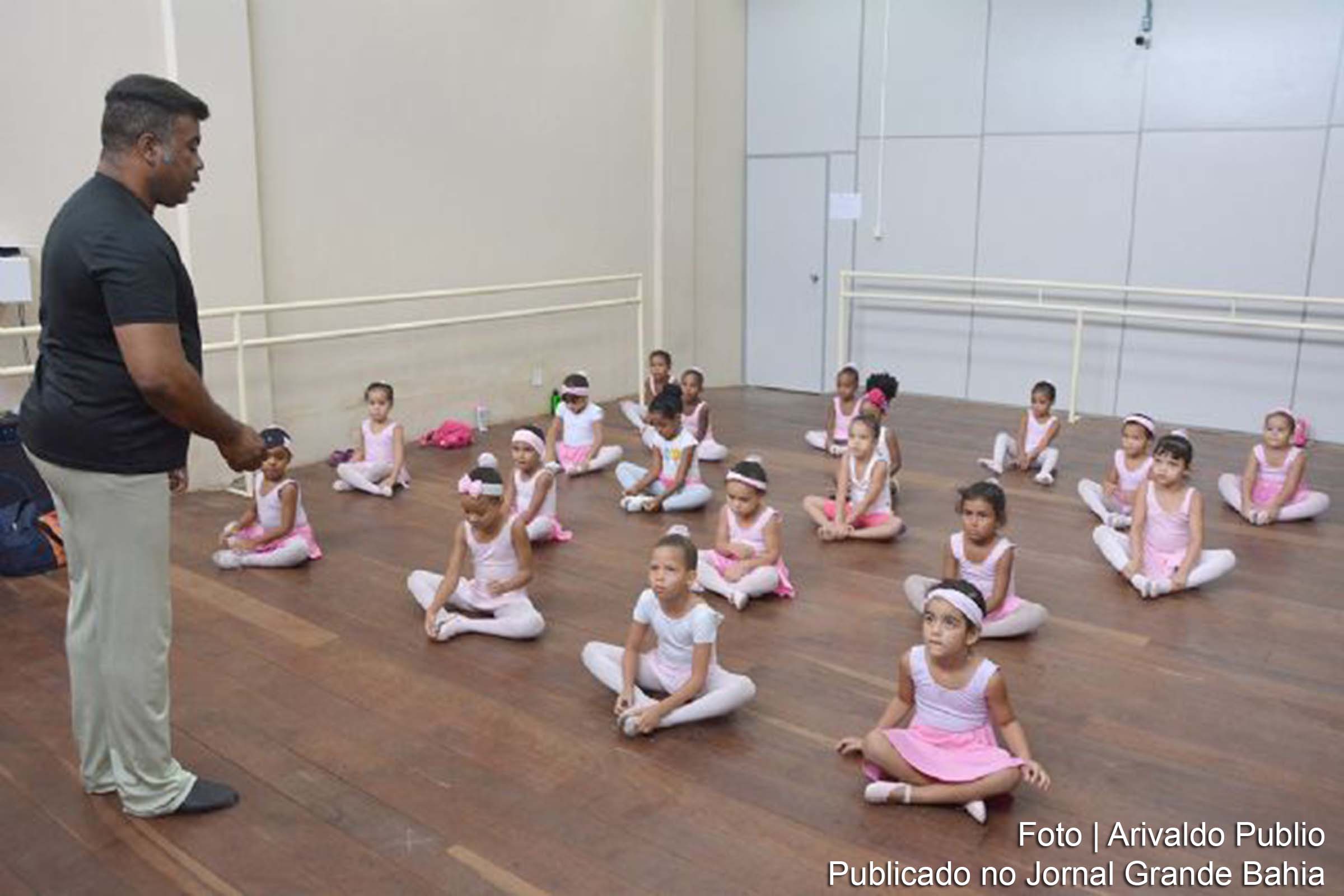 Oficina de balé do Programa Arte de Viver, em Feira de Santana.