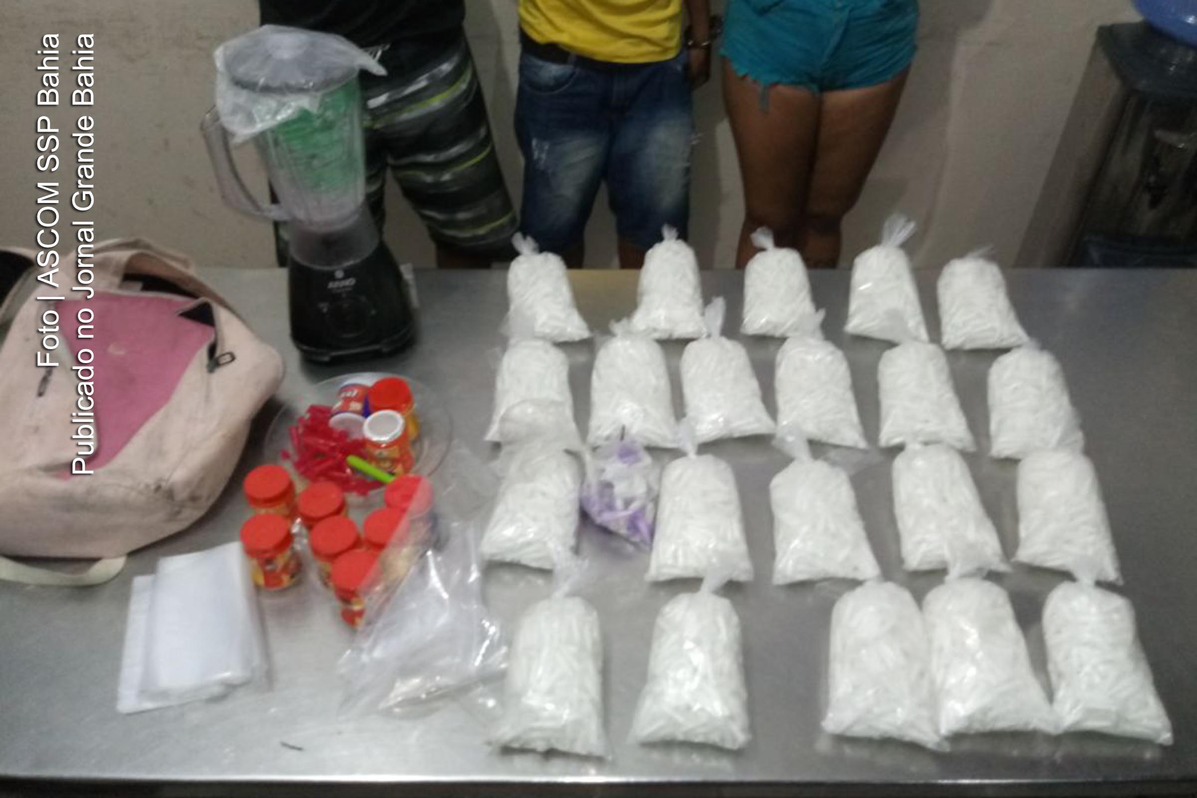 PM apreende 3 mil pinos de cocaína. Flagrante ocorreu numa localidade conhecida como Manguinhos, em Salvador, durante Operação Estratégia.
