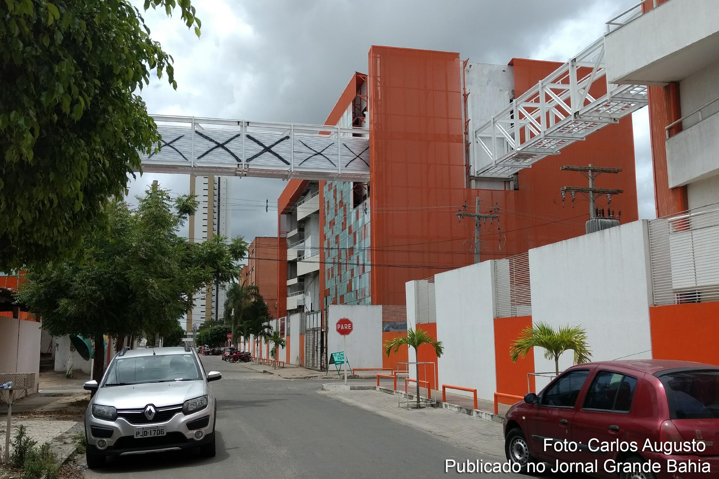 Passarelas construídas pelo Colégio Helyos, em Feira Santana, são interditadas pela prefeitura.