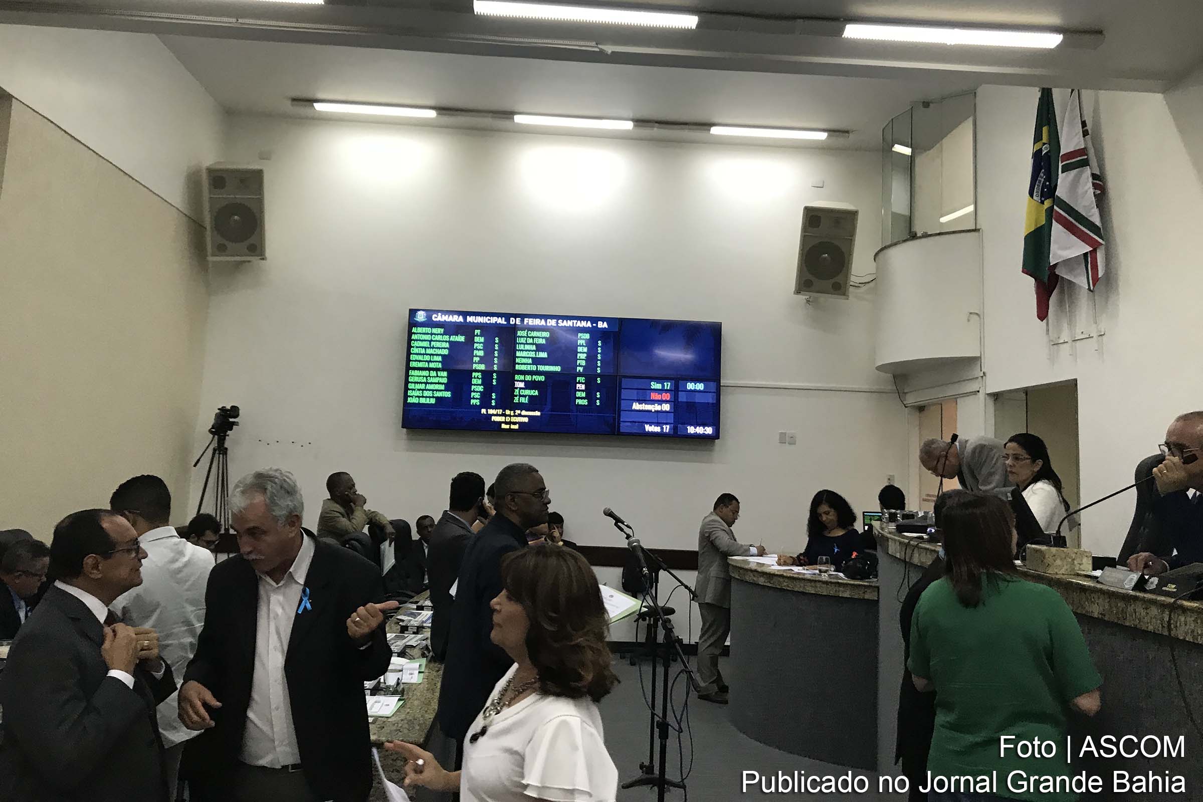 Discussão do Projeto de Lei que estima receita e fixa despesa para o exercício financeiro de 2018 no plenário da Câmara Municipal de Feira de Santana.