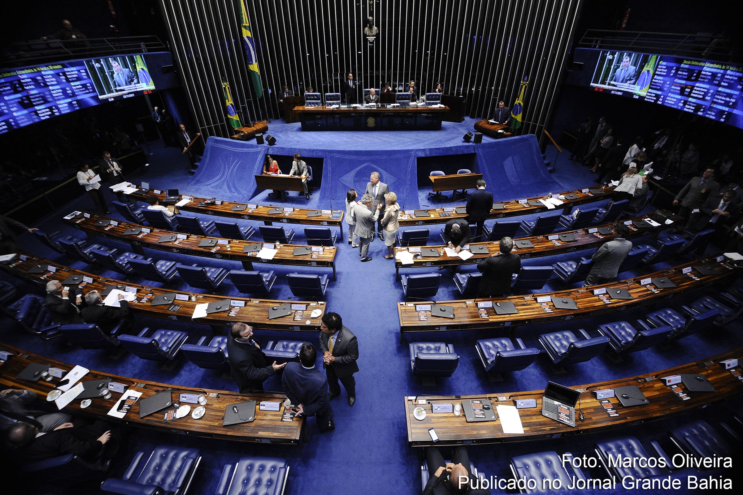 Voto distrital misto para eleições proporcionais é aprovado pelo Senado. Câmara dos Deputados passa a analisar proposta do voto distrital misto nas eleições proporcionais.
