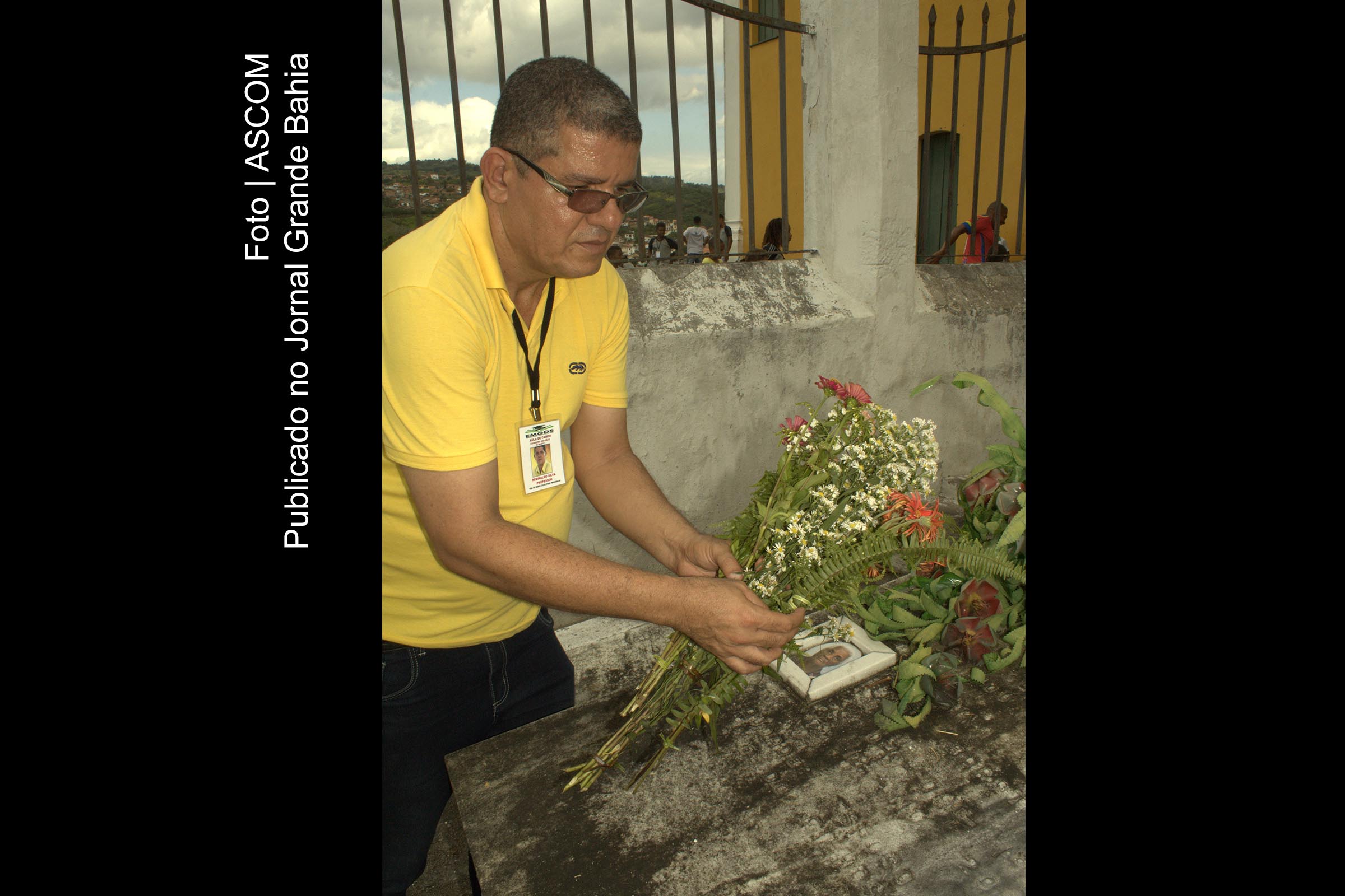 Professor Reginaldo Silva acompanha alunos de Feira de Santana durante visita à sítio histórico no Recôncavo da Bahia.