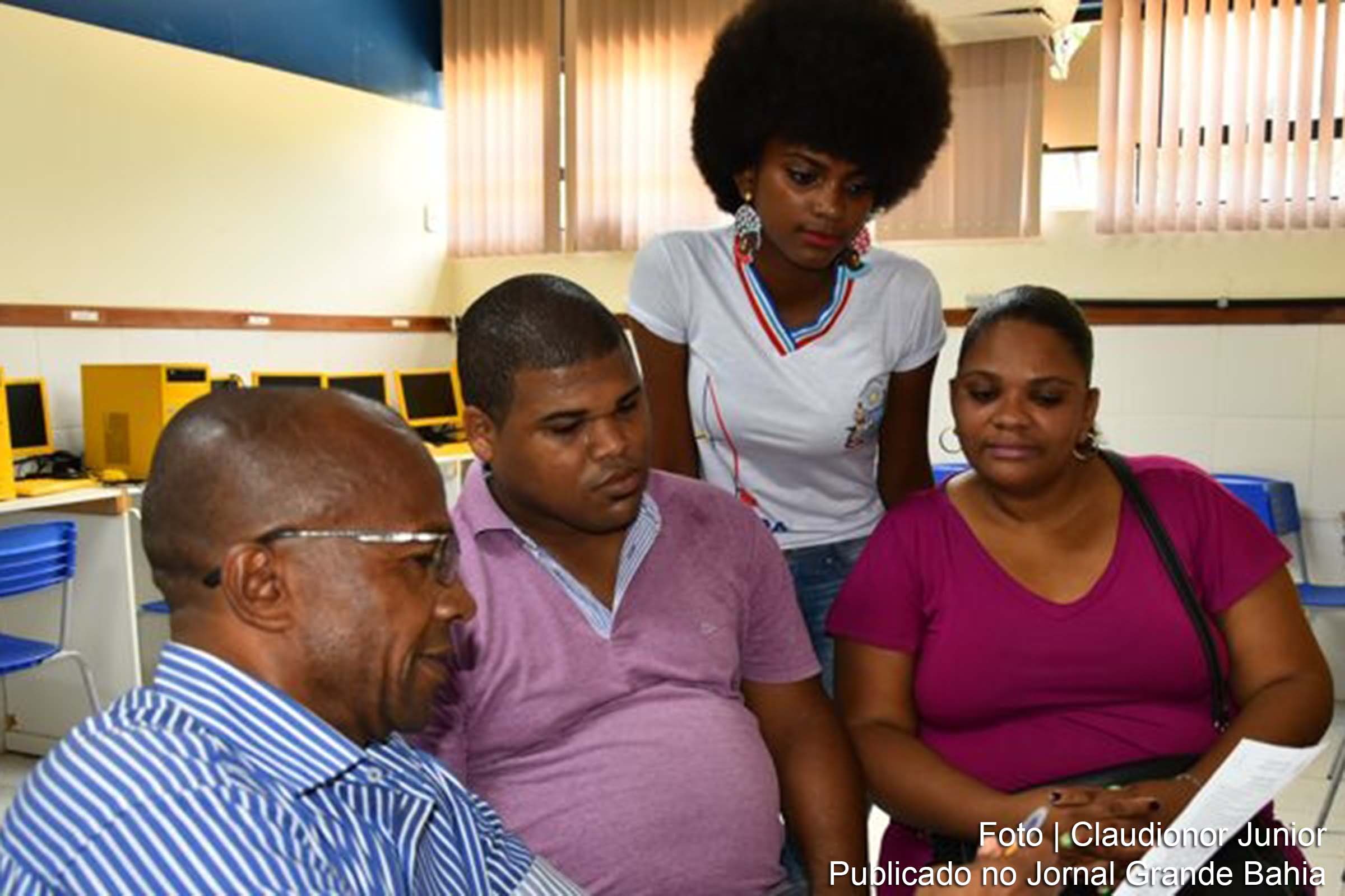 Estudantes da rede estadual realizam matrícula para 2018.