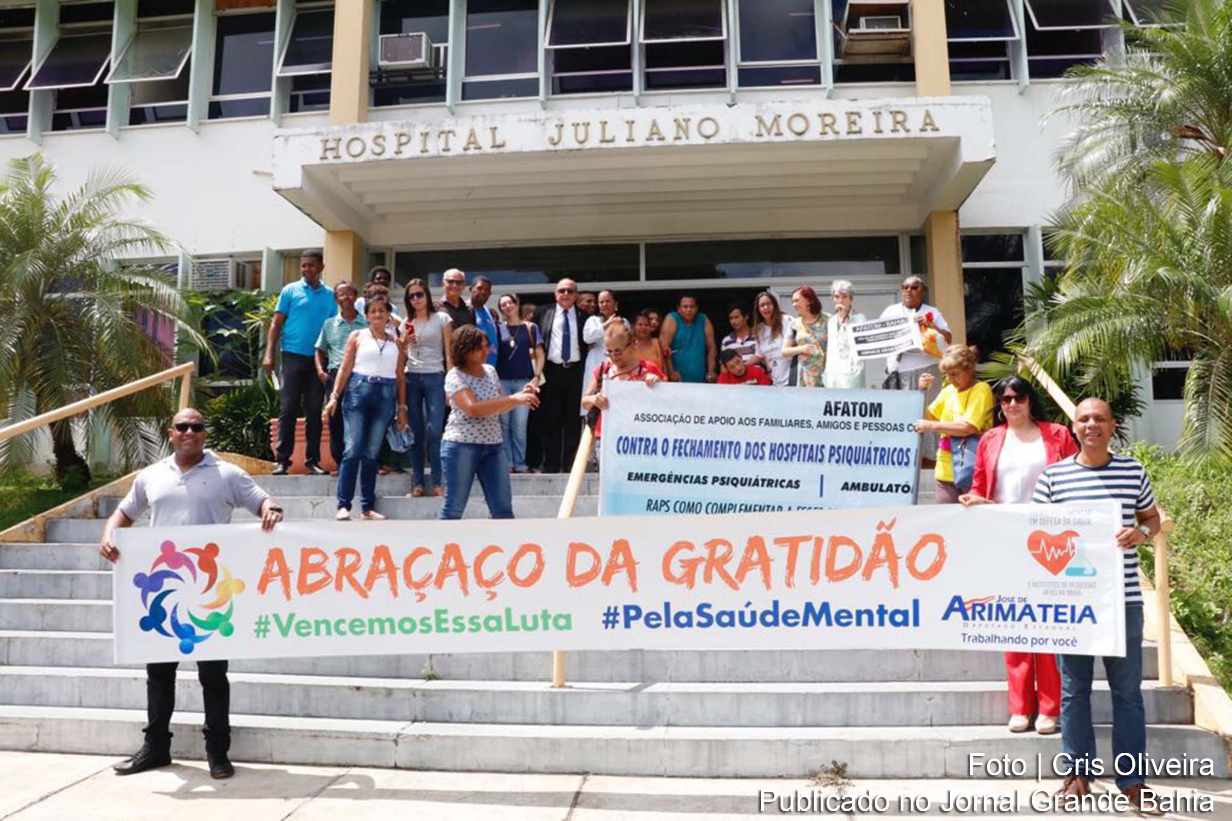 Deputado José de Arimateia promove ‘Abraçaço da Gratidão’ em frente ao Hospital Psiquiátrico Juliano Moreira, localizado em Salvador.