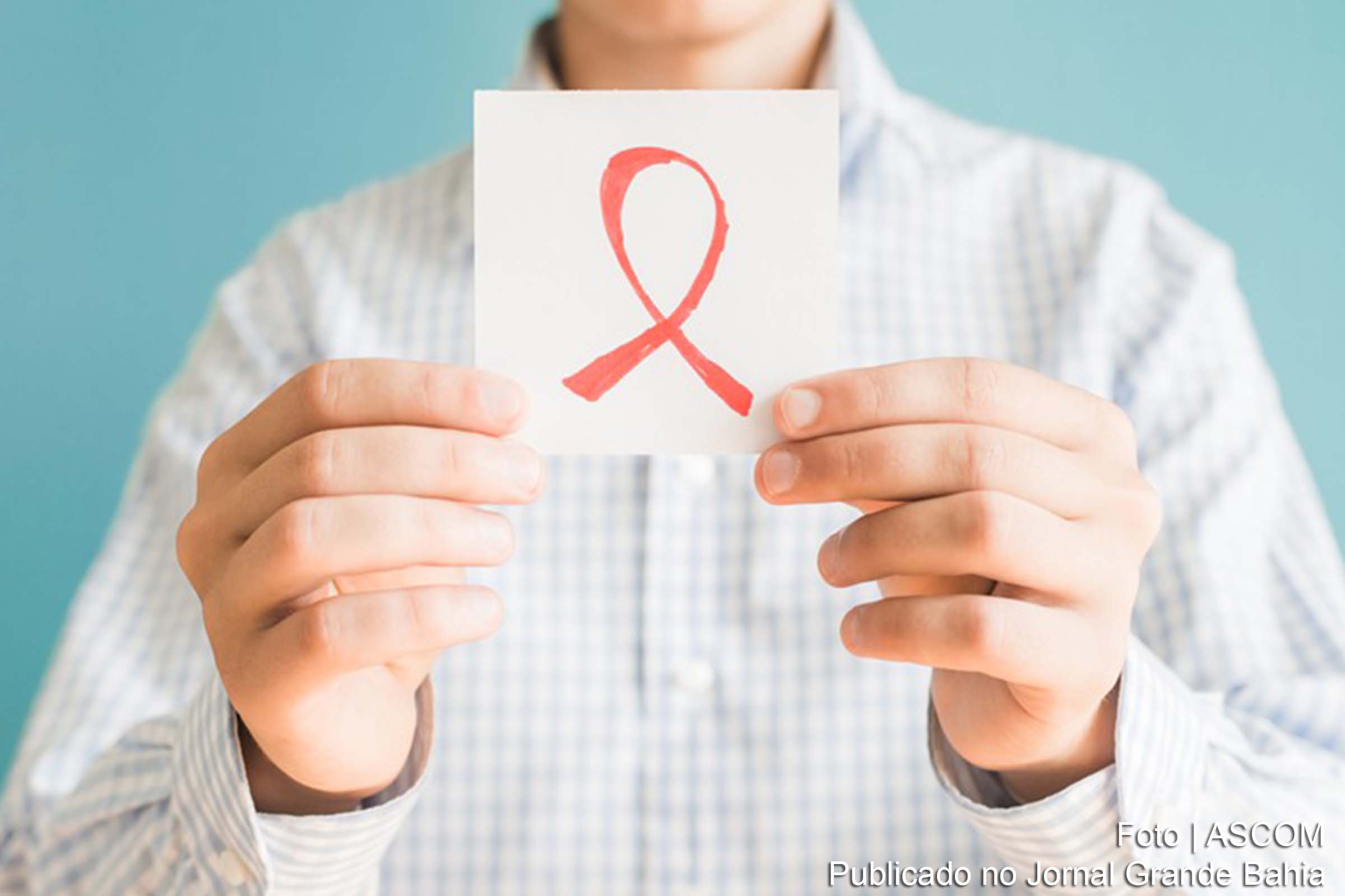 Artigo aborda AIDS e preconceito.