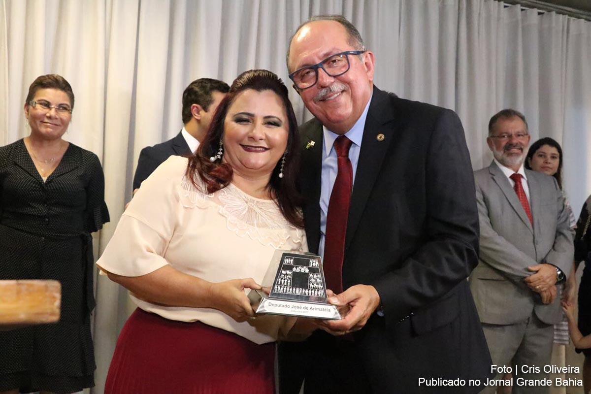 Ana Cristina ao lado do esposo José de Arimateia. Casal comemora o recebimento da premiação 'Deputado Destaque Parlamentar de 2017'.