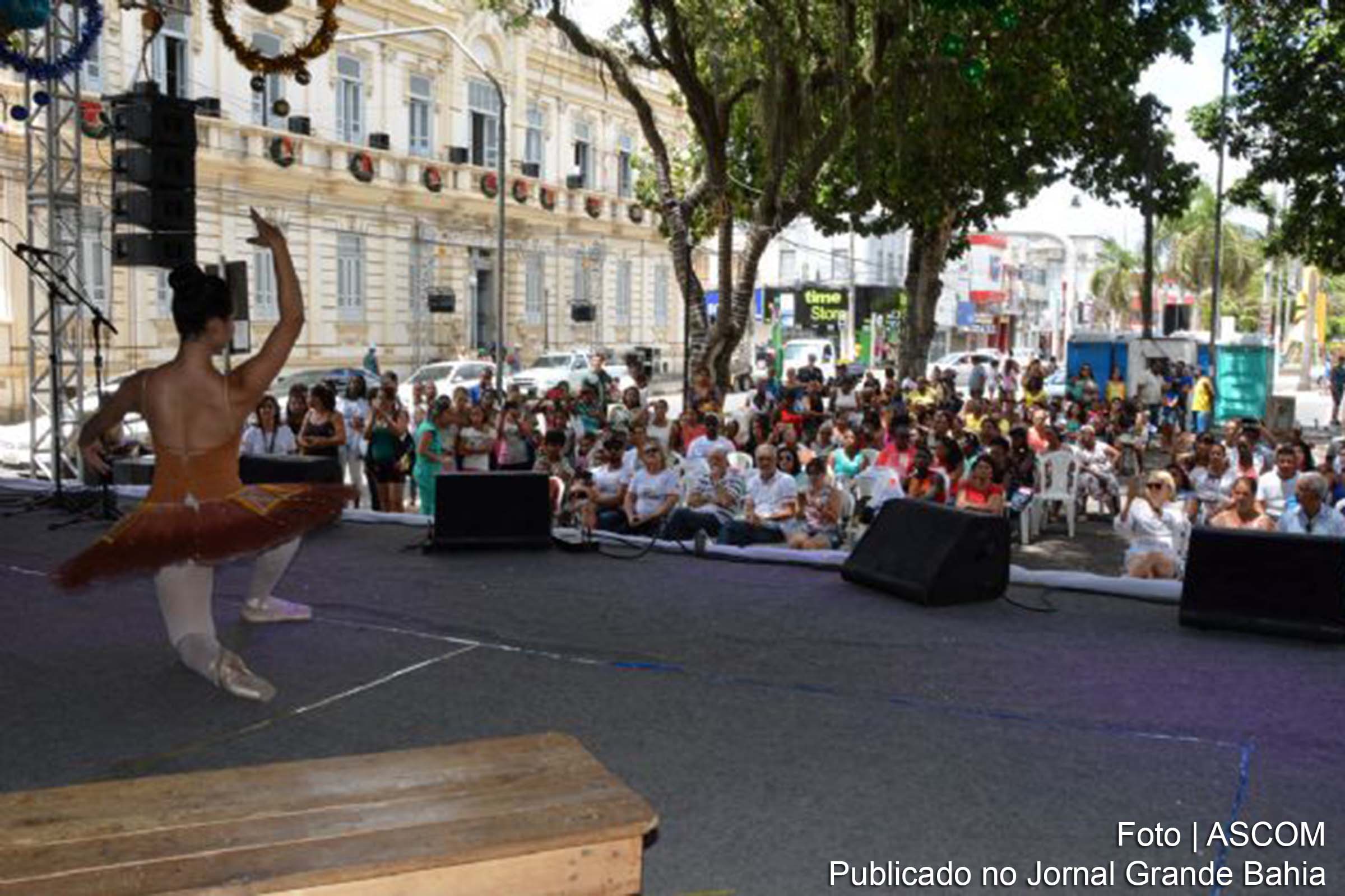 Apresentação solo da bailarina Kezia Andrade no Natal Encantado de Feira de Santana.
