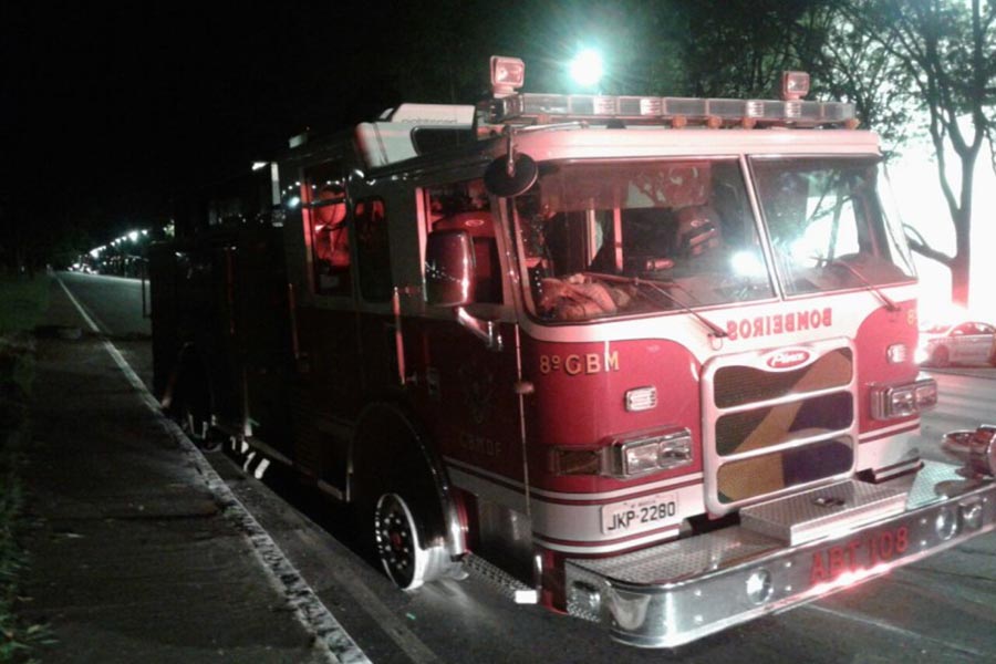Caminhão do Corpo de Bombeiros invade Esplanada dos Ministérios.