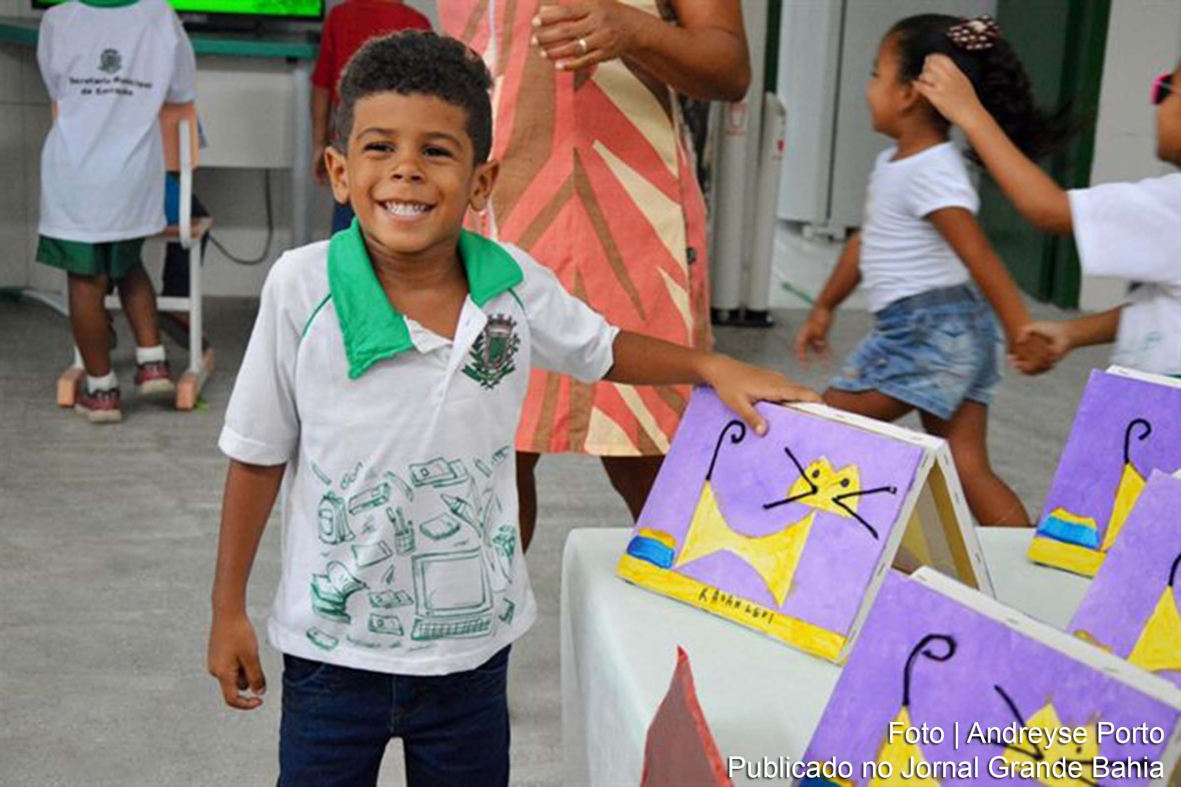 Cantigas de roda inspiram e estimulam alunos da educação infantil a se envolverem com as artes.