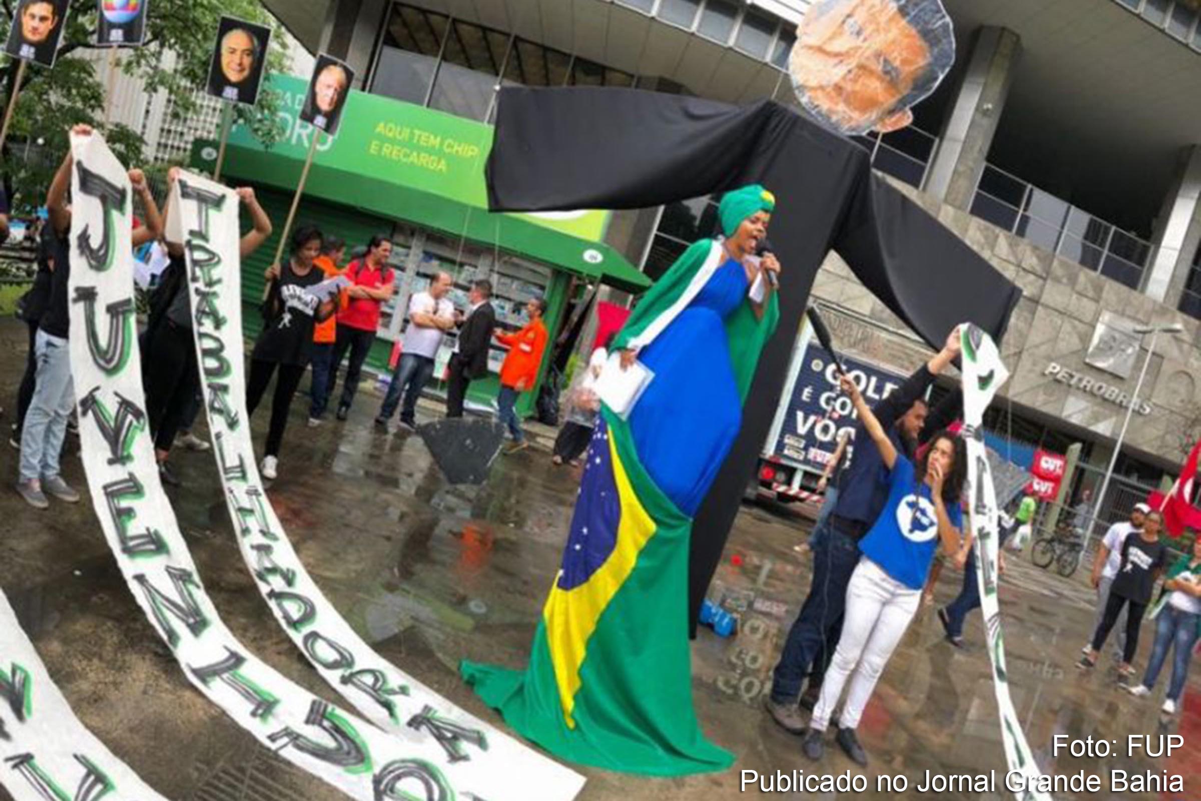 Centenas de estudantes e militantes do Levante da Juventude realizaram na manhã desta sexta-feira (08/12/2017), um escracho contra a presença do juiz federal Sérgio Moro, em um evento realizado pela diretoria da Petrobrás, na sede da empresa, no Rio de Janeiro. Com cartazes, faixas, paródias, jograis e performances, os jovens denunciaram os impactos da Lava Jato na economia do país e criticaram os métodos e a parcialidade de Moro na condução da operação.