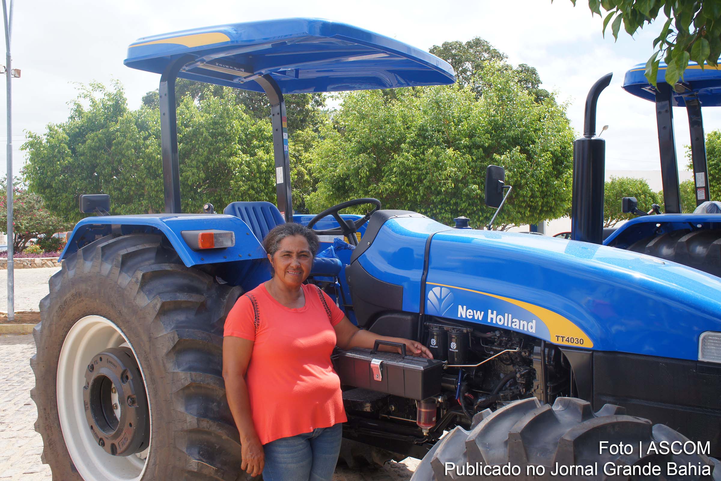 Codevasf estrutura associações de pequenos produtores com tratores e kits de implementos agrícolas.