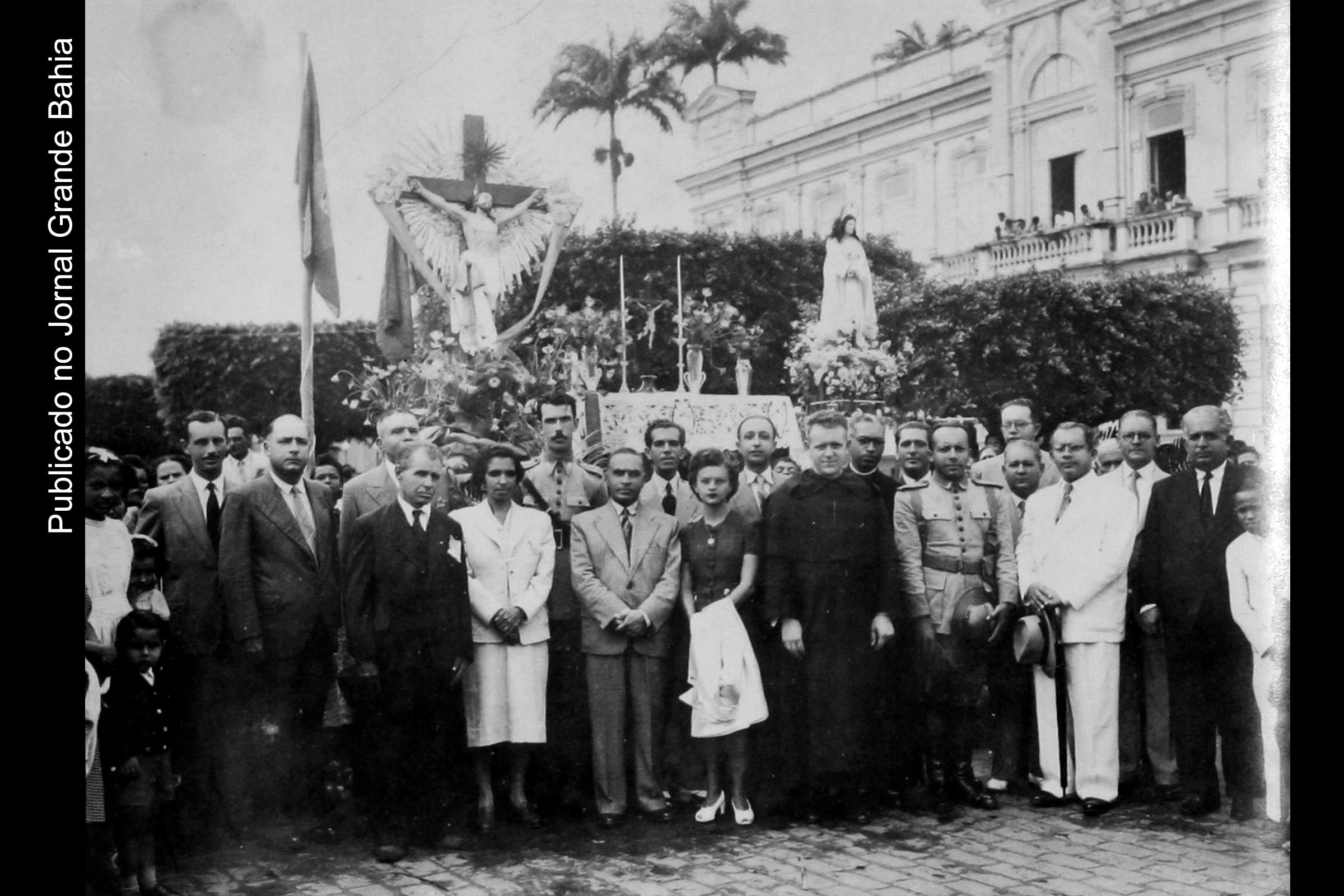 Em Feira de Santana, a procissão da ‘Vitória’, em comemoração ao final da 2ª Guerra Mundial, contou com a Imagem do Senhor do Bonfim, que, pela primeira vez, deixava a Basílica em Salvador. (Imagem do arquivo do IBGE)