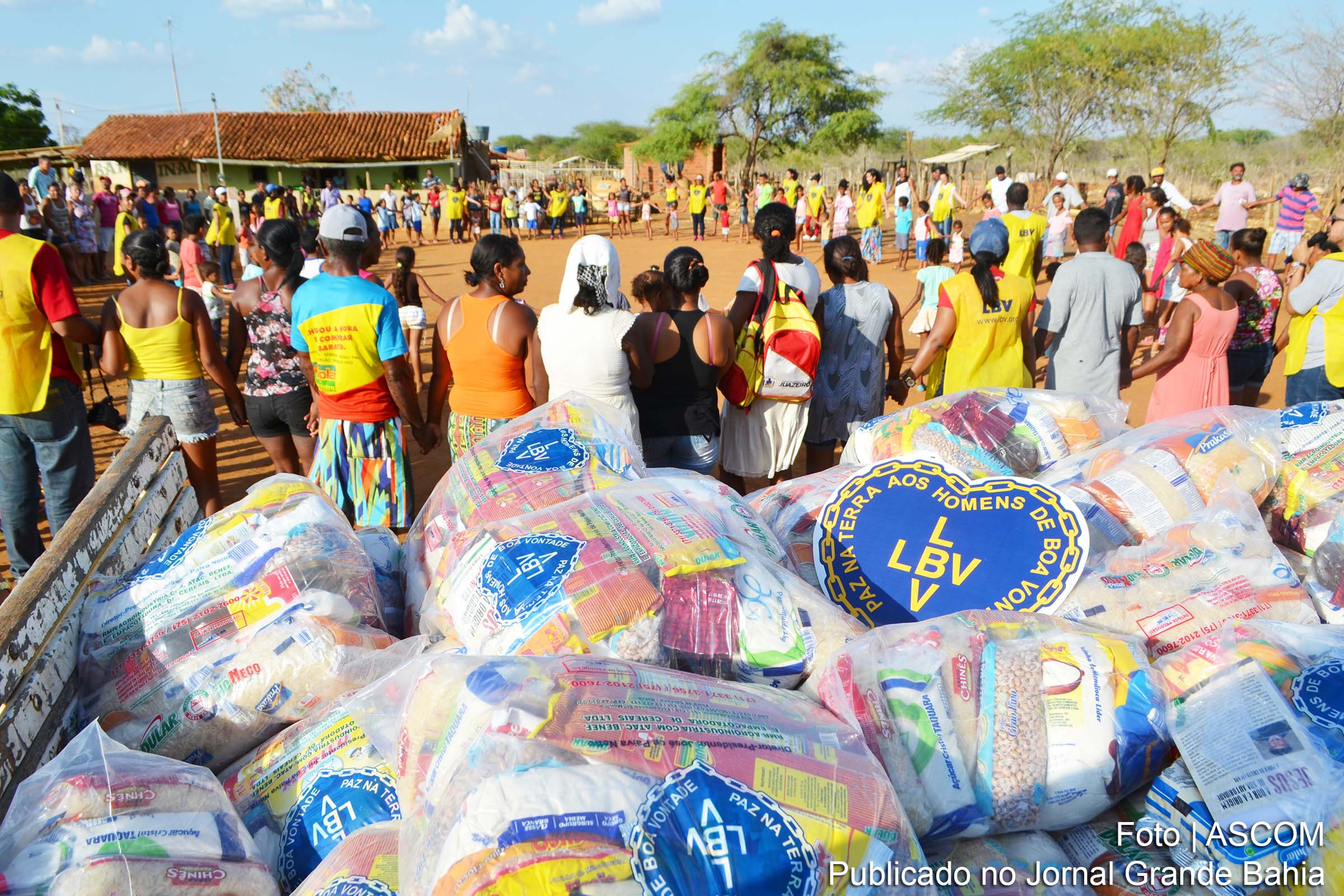 Entrega cestas de alimentos no sertão baiano.