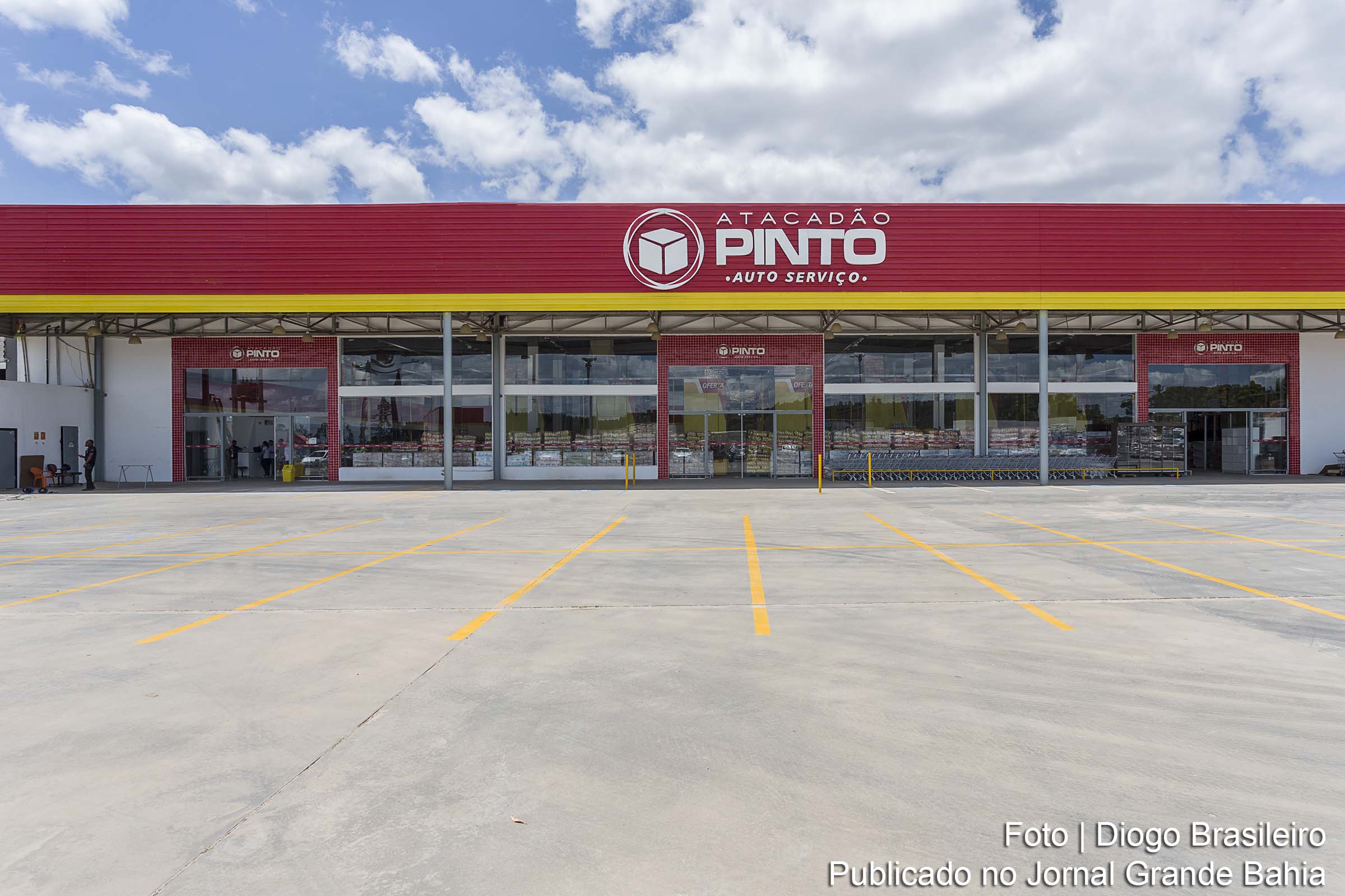 Fachada do Atacadão Pinto, em Alagoinhas.